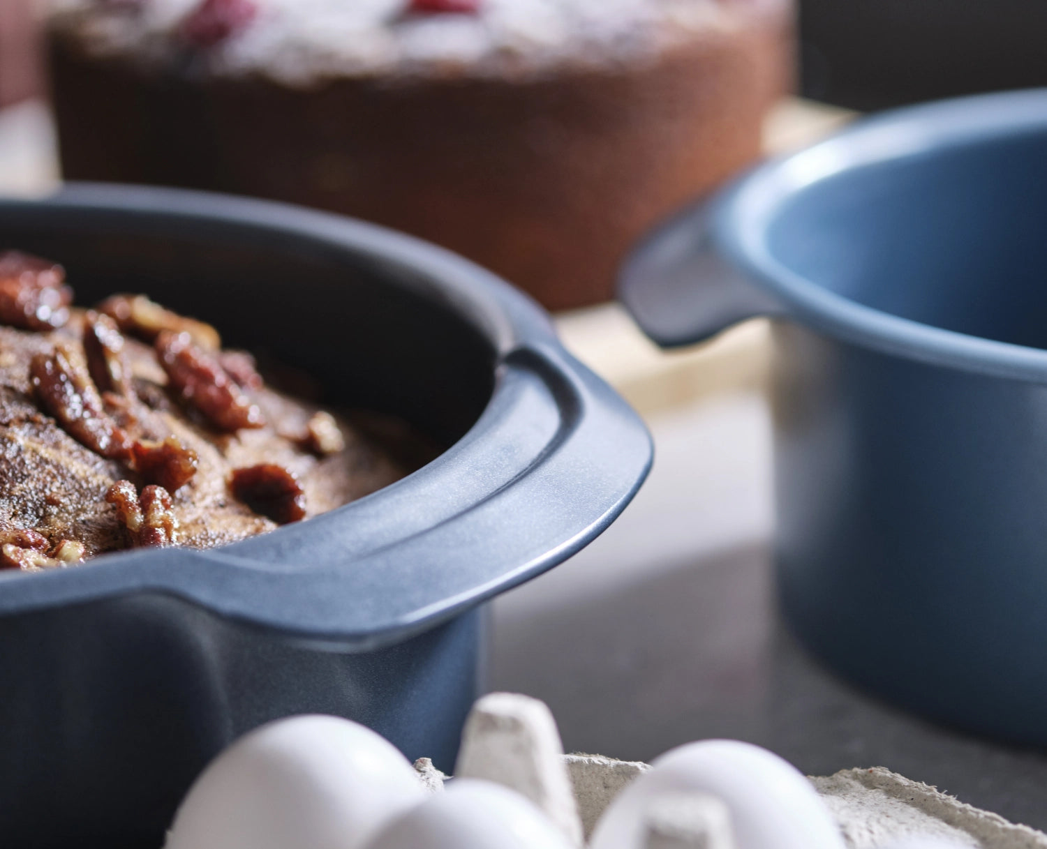 Praktisches 2er Set von Joseph Joseph: Runde Backformen in 20 und 23 cm, perfekt für das Backen von Kuchen und Leckereien.