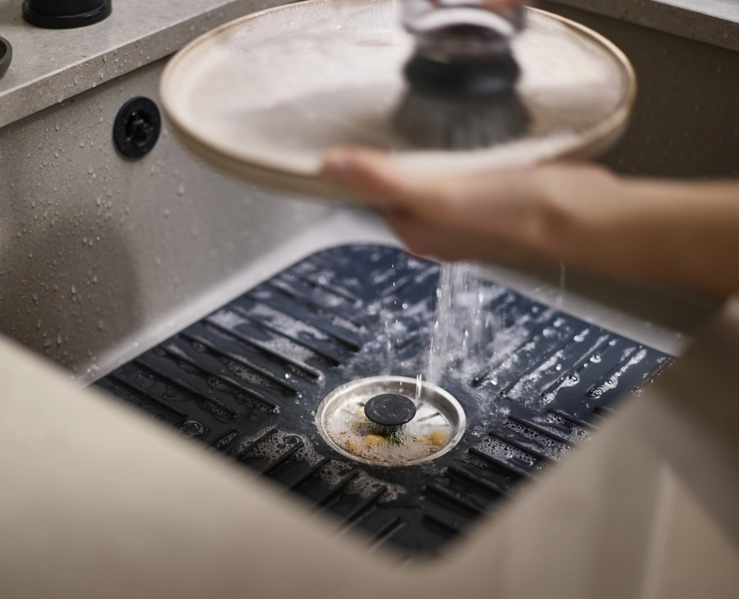 Stylische Abtropfmatte SinkShield von Joseph Joseph, 30x30cm, mit innovativem Abfluss für effizientes Abtropfen und weniger Wasseransammlungen.