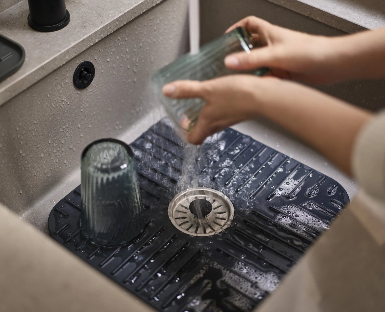 Stylische Abtropfmatte SinkShield von Joseph Joseph, 30x30cm, mit innovativem Abfluss für effizientes Trocknen und ordentliche Arbeitsflächen.