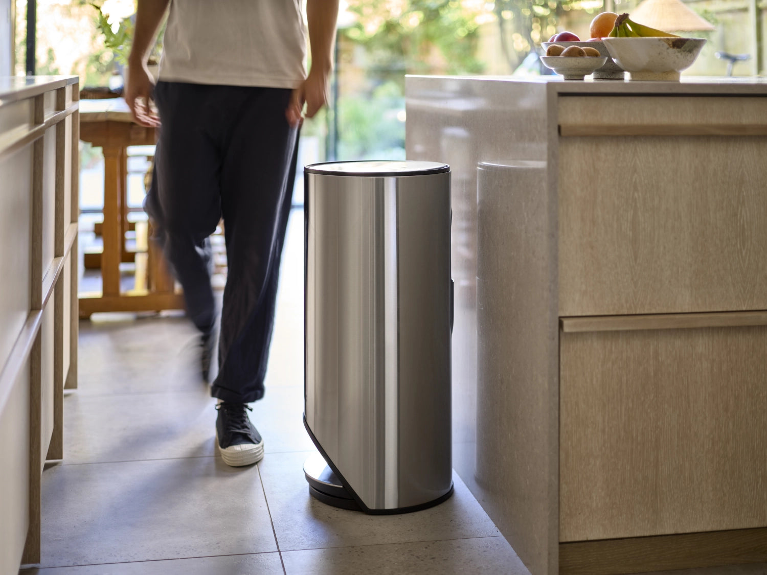 Eleganter Joseph Joseph Arc Pedaleimer aus Edelstahl, 30 l, 72 cm hoch, mit praktischer Innentasche für einfache Abfallentsorgung.