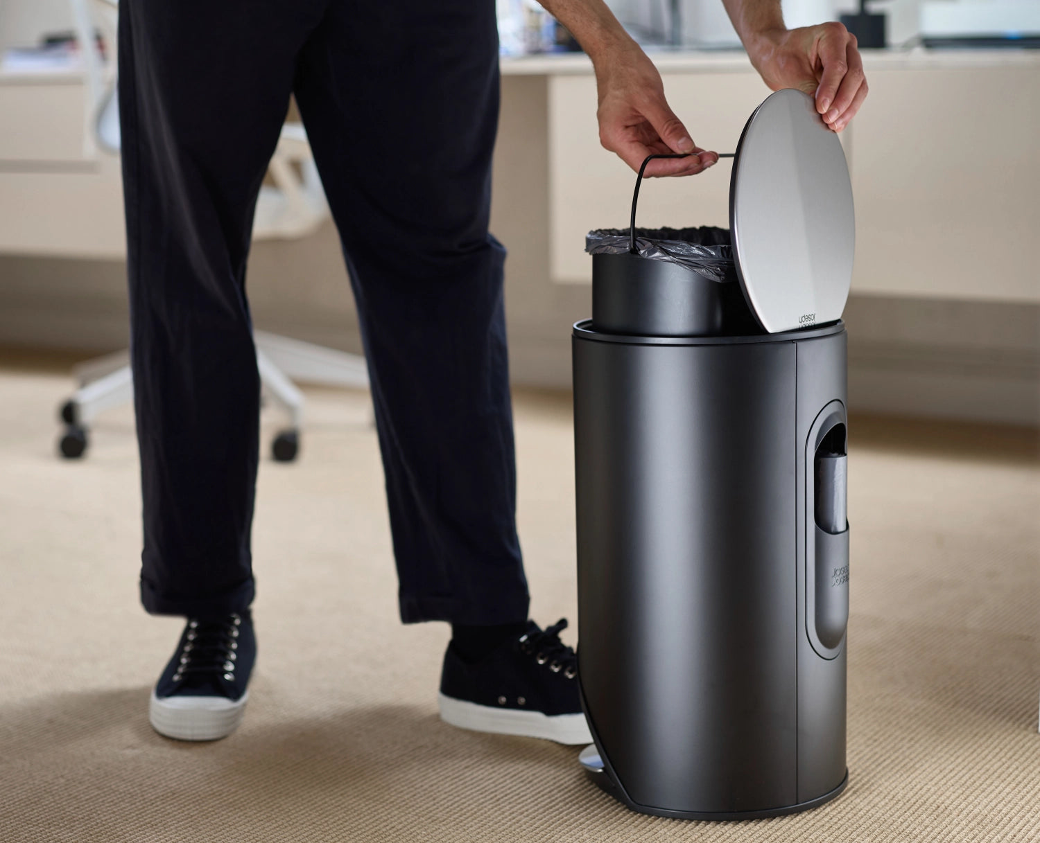 Moderner Joseph Joseph Arc Pedaleimer in Schwarz, 10l, mit praktischer Innentasche, Höhe 45 cm, Durchmesser 26 cm – ideal für stilvolle Abfallentsorgung.