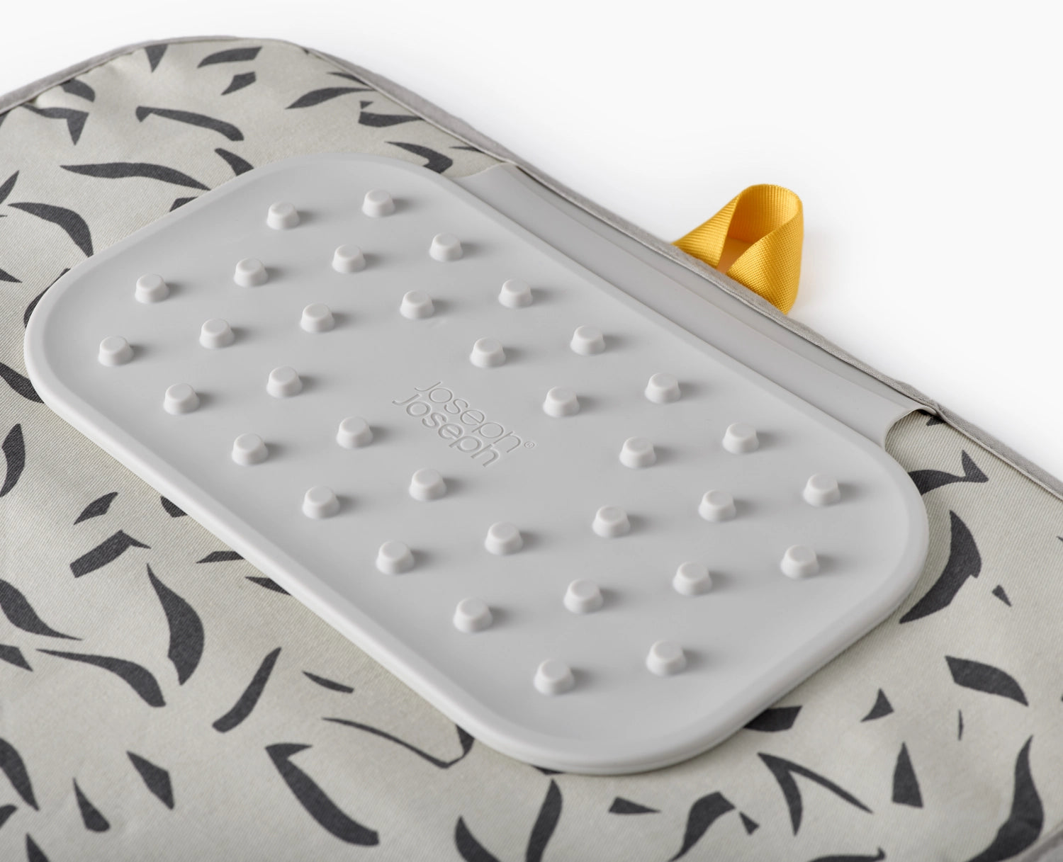 Praktische und stilvolle Bügelmatte in Ecru mit modernem Scatter-Design, ideal für platzsparendes Bügeln und einfache Handhabung.