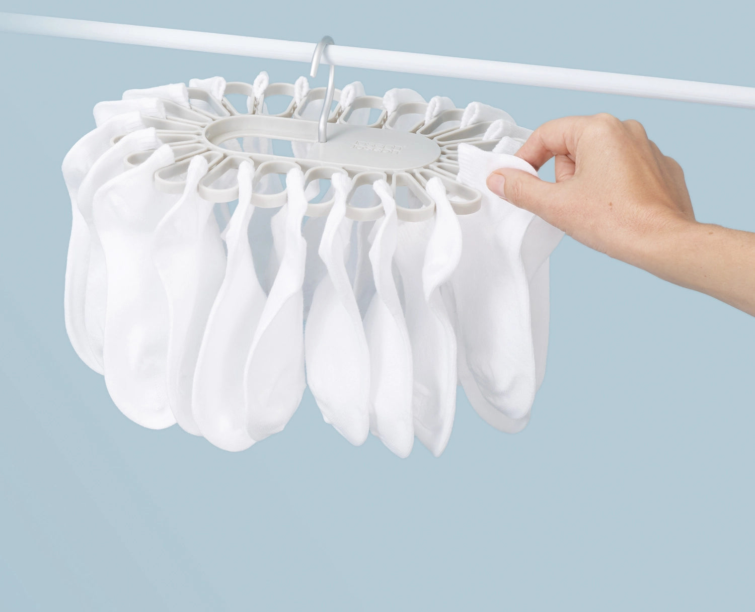 Blütenförmiger Petal Kleiderbügel von Joseph Joseph für 22 Kleinteile, ideal zur platzsparenden Aufbewahrung und Organisation.