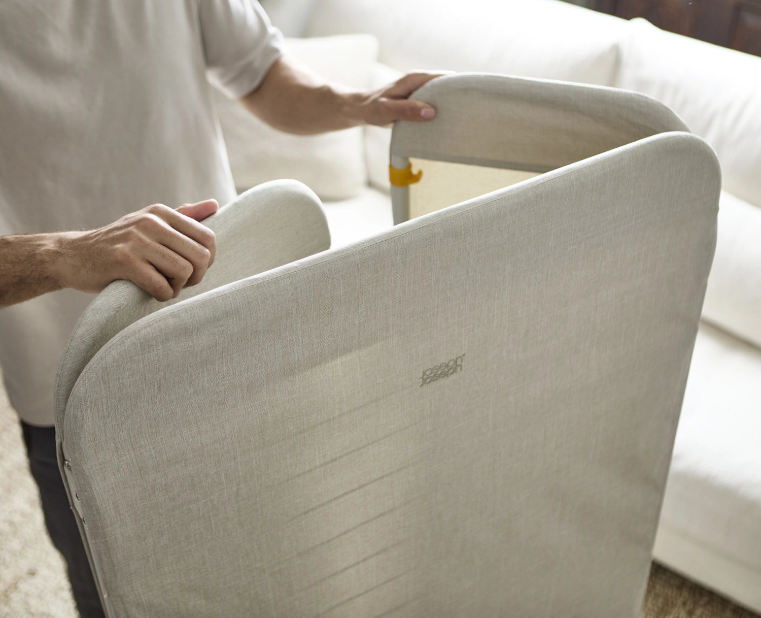 Faltbarer Wäscheständer in Ecru von Joseph Joseph, ideal für platzsparendes Trocknen. Höhe 150 cm, Breite 29 cm, stilvolles Design für jedes Zuhause.