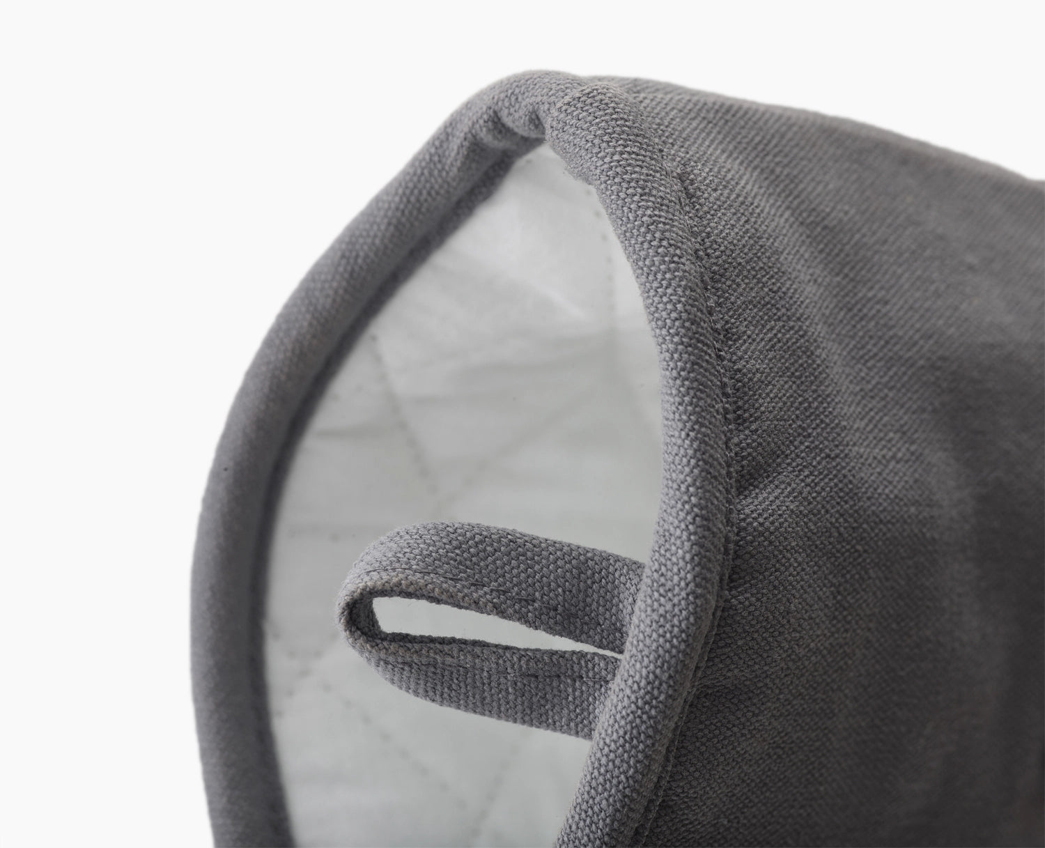 Stylischer Ofenhandschuh in Anthrazit von Joseph Joseph, gefertigt aus robuster Baumwolle, ideal für sicheres Greifen heißer Töpfe und Pfannen.