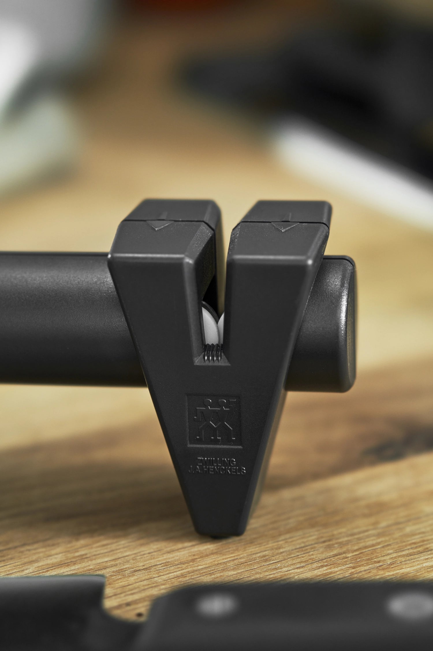 TWINSHARP Messerschärfer in elegantem Schwarz, 170 mm lang, perfekt für das mühelose Schärfen von Küchenmessern – ein Must-Have für jeden Koch.