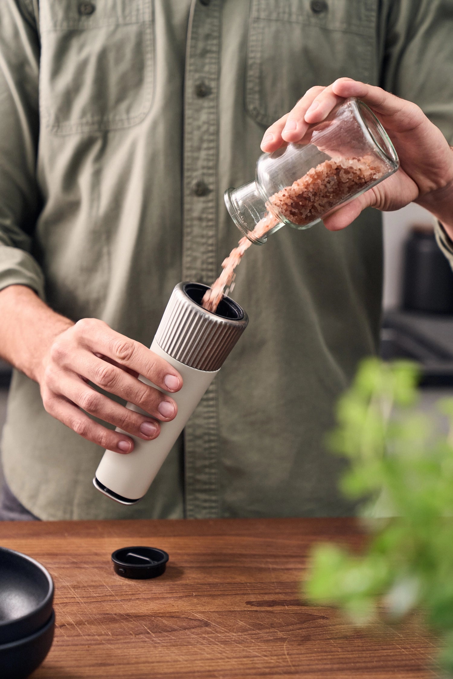Zwei stilvolle Gewürzmühlen von Zwilling im Set, perfekt für präzises Würzen. Hochwertige Materialien und modernes Design für jede Küche.