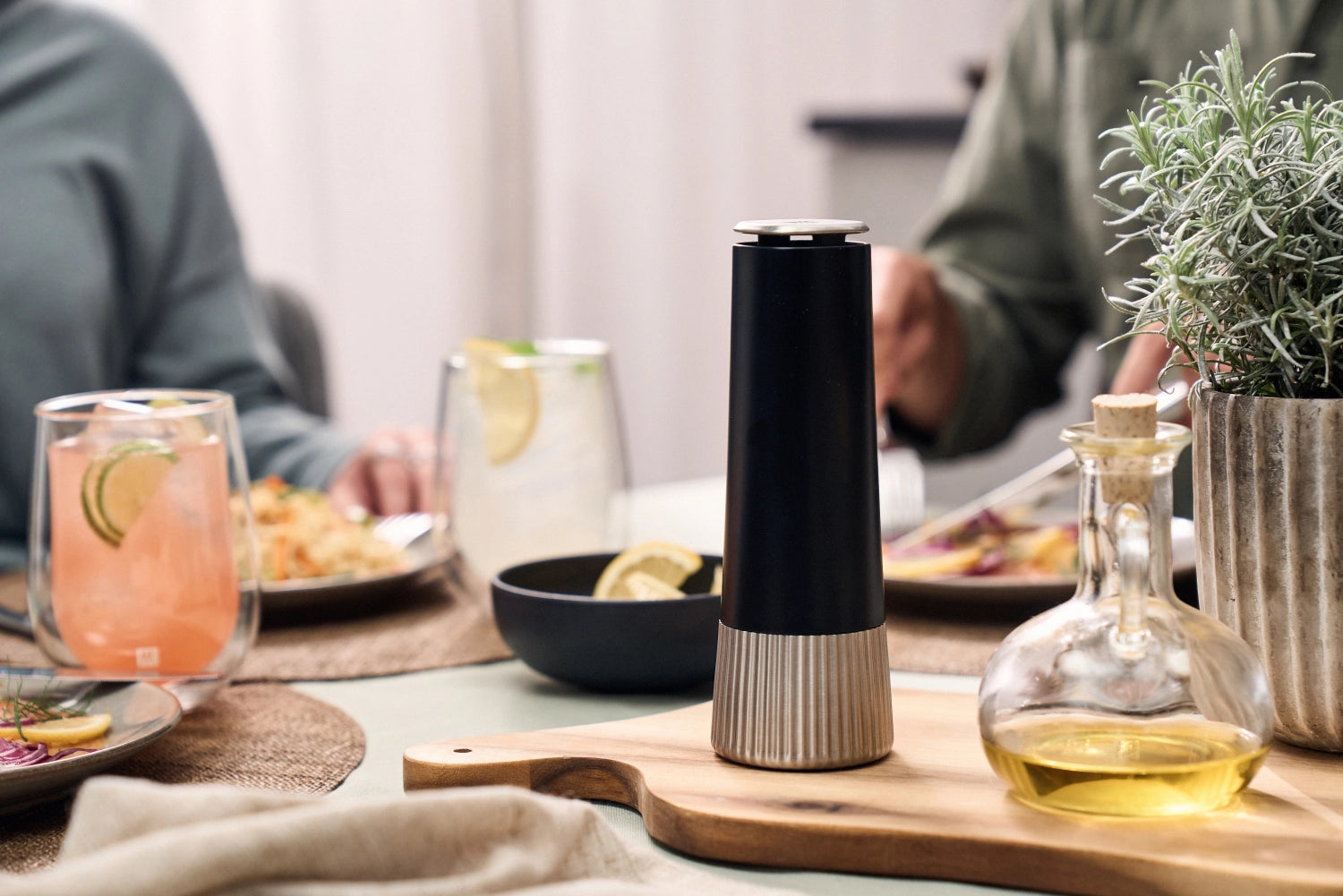 Schwarze Pro Gewürzmühle von Zwilling, 19 cm hoch, stilvolles Design für präzises Mahlen von Gewürzen in jeder modernen Küche.
