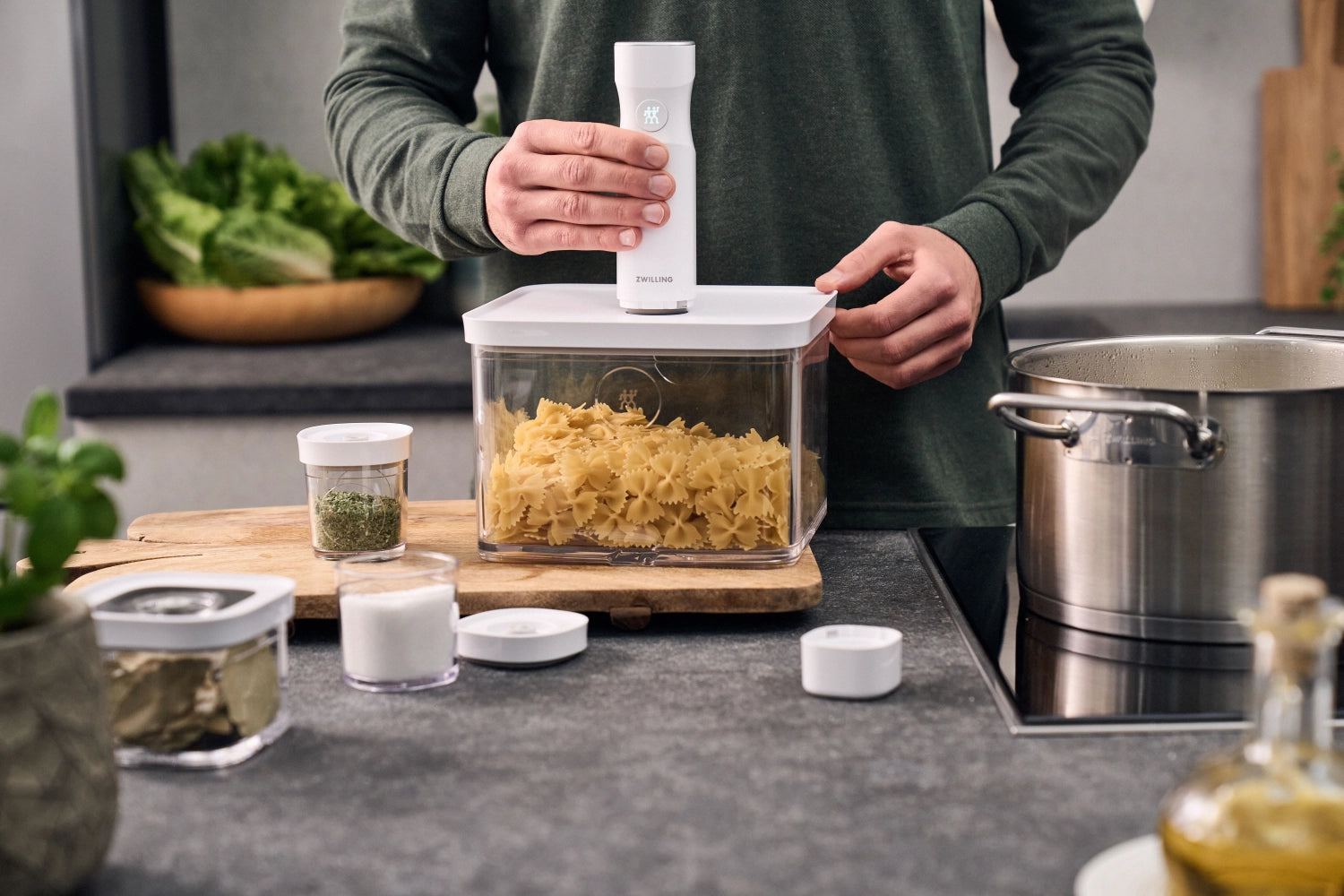 Praktische 2l Vakuumbox Fresh & Save CUBE von Zwilling in transparent-weiß, perfekt für frische Lebensmittel und nachhaltige Lagerung.