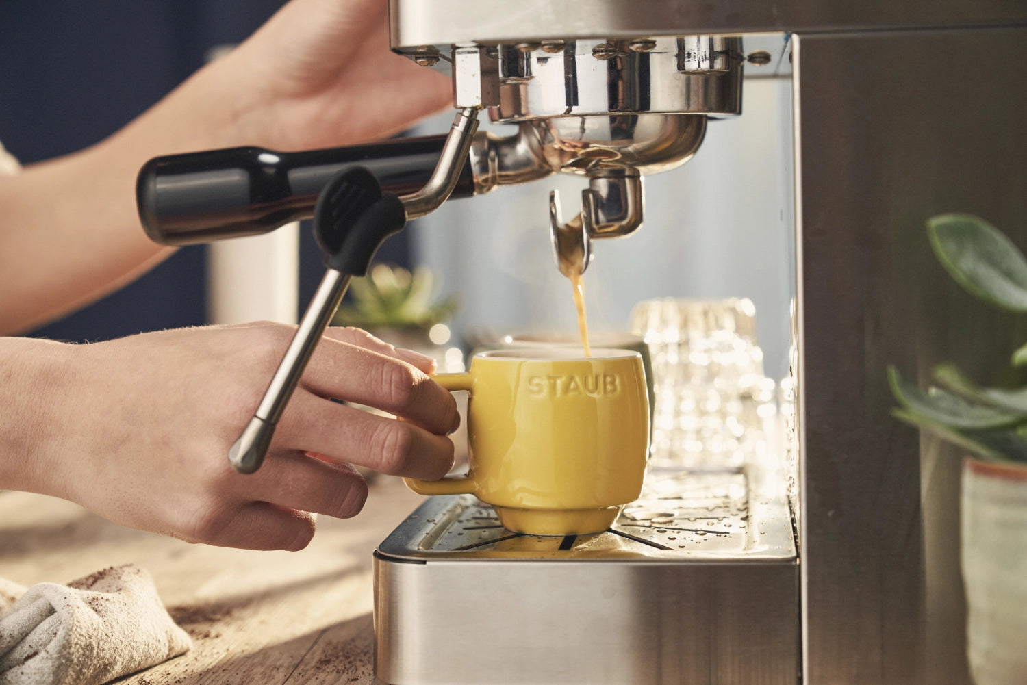 Tasse Citron XS 100ml von Staub, elegante Keramiktasse in leuchtendem Gelb, perfekt für Tee oder Kaffee, ideal für stilvolle Tischdekoration.