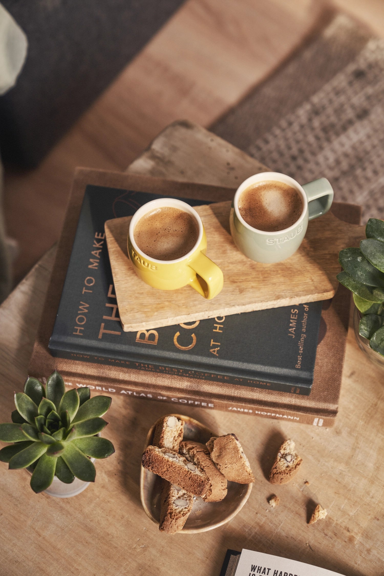 Elegante, handgefertigte Tasse Citron XS von Staub in strahlendem Gelb, perfekt für Tees, Kaffees oder als stilvolle Tischdekoration.