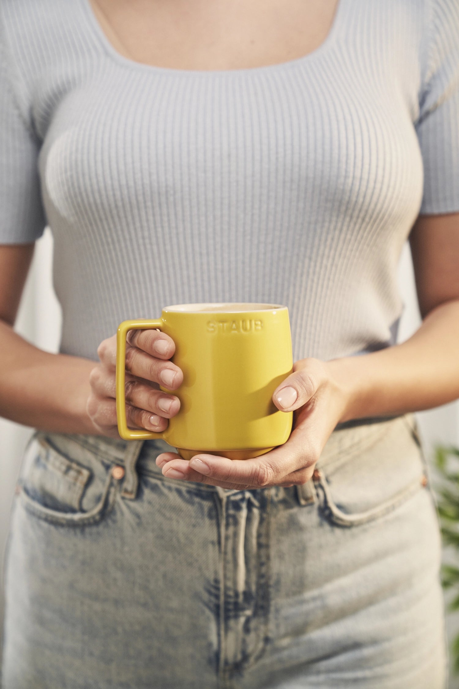 Helle Tasse Citron M 350ml von Staub, ideal für Tee oder Kaffee, mit frischem Zitrusdesign, perfekt für den täglichen Gebrauch.