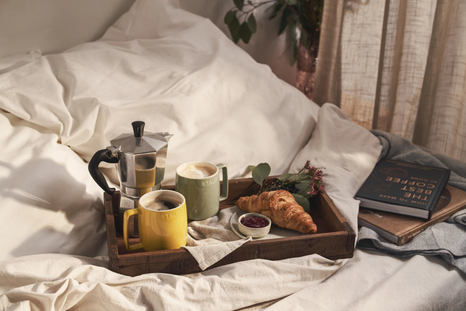 Helle Tasse Citron M 350ml von Staub, perfekt für Tees und Kaffees, bringt Farbe und Freude auf jeden Tisch.