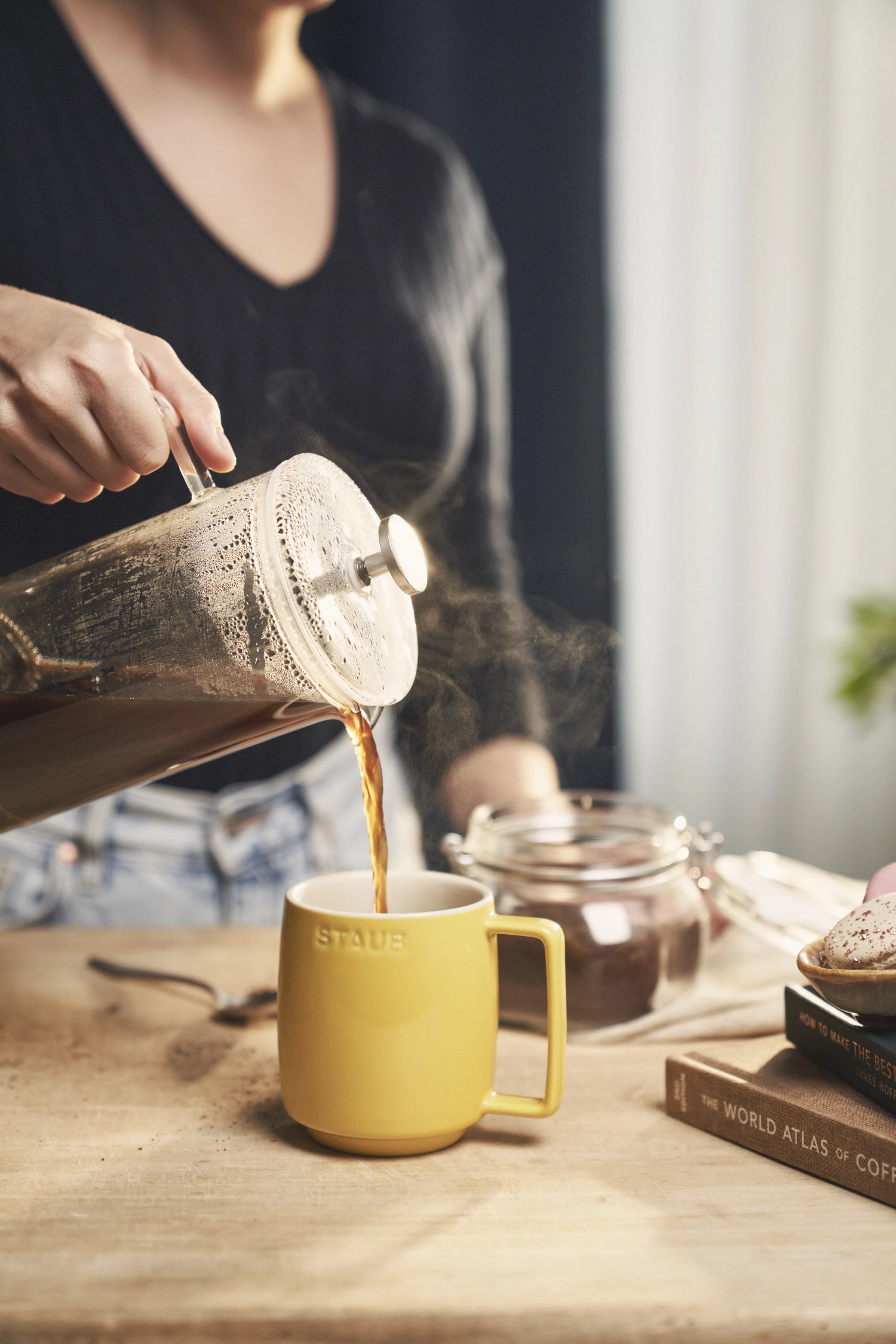 Lebendige gelbe Tasse Citron M 350ml von Staub, ideal für heiße Getränke, verleiht jedem Kaffeetisch einen fröhlichen Akzent.