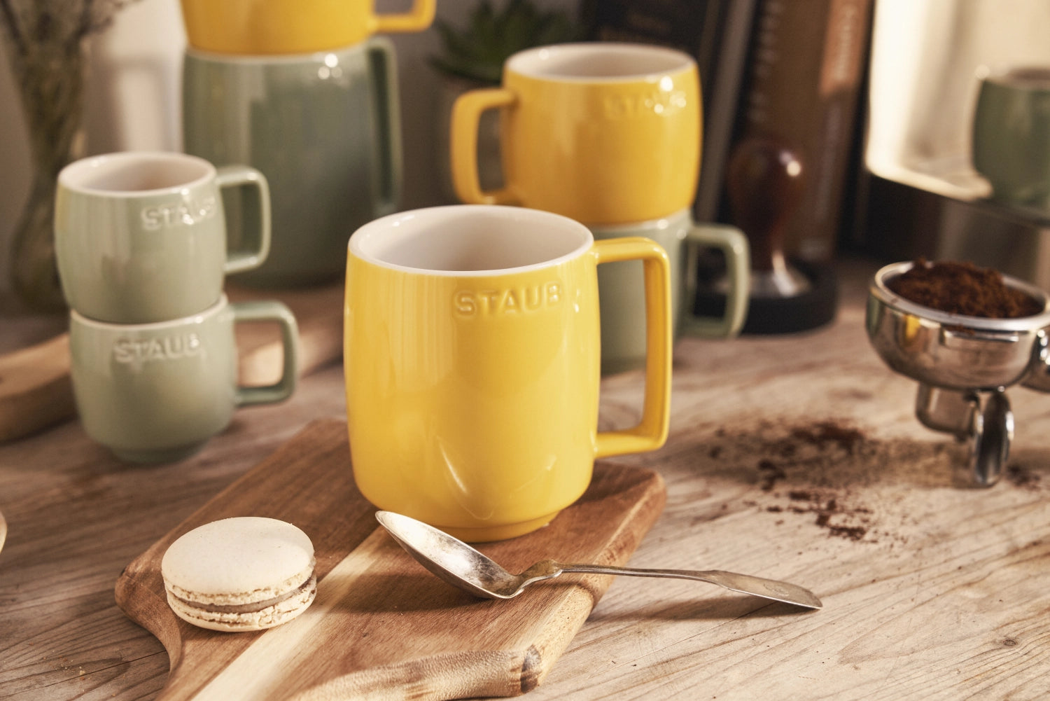 Helle, fröhliche Tasse Citron M 350ml von Staub, perfekt für Tees und Kaffees, bringt Farbe und Freude in jede Kaffeepause.