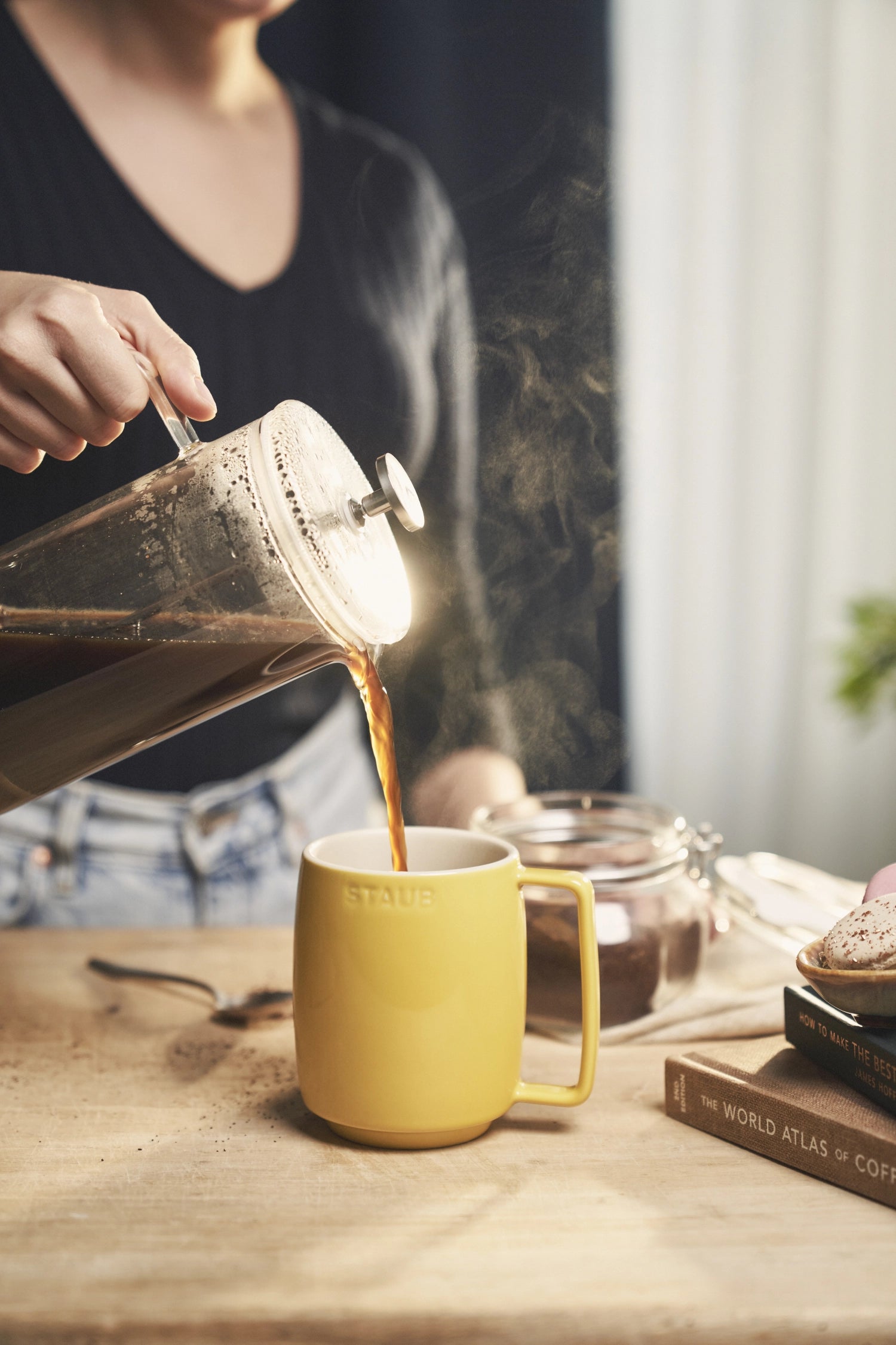 Helle Tasse Citron L 475ml von Staub, ideal für Teeliebhaber, mit frischem Zitrusdesign und hochwertiger Keramik, perfekt für jeden Tisch.