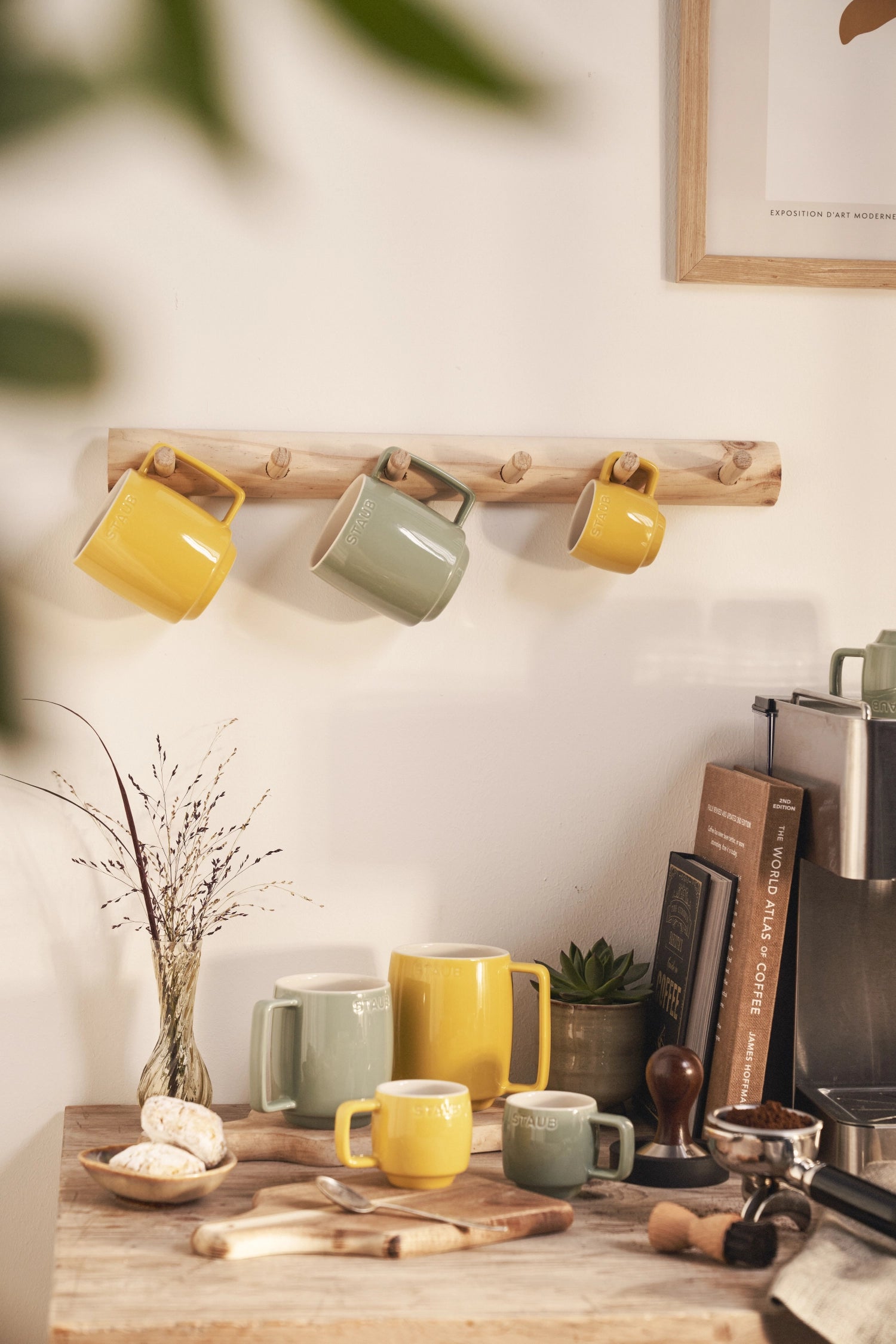 Helle Tasse Citron L 475ml von Staub, gefertigt aus hochwertiger Keramik, verziert mit frischem Zitrusdesign, perfekt für gemütliche Kaffeepausen.