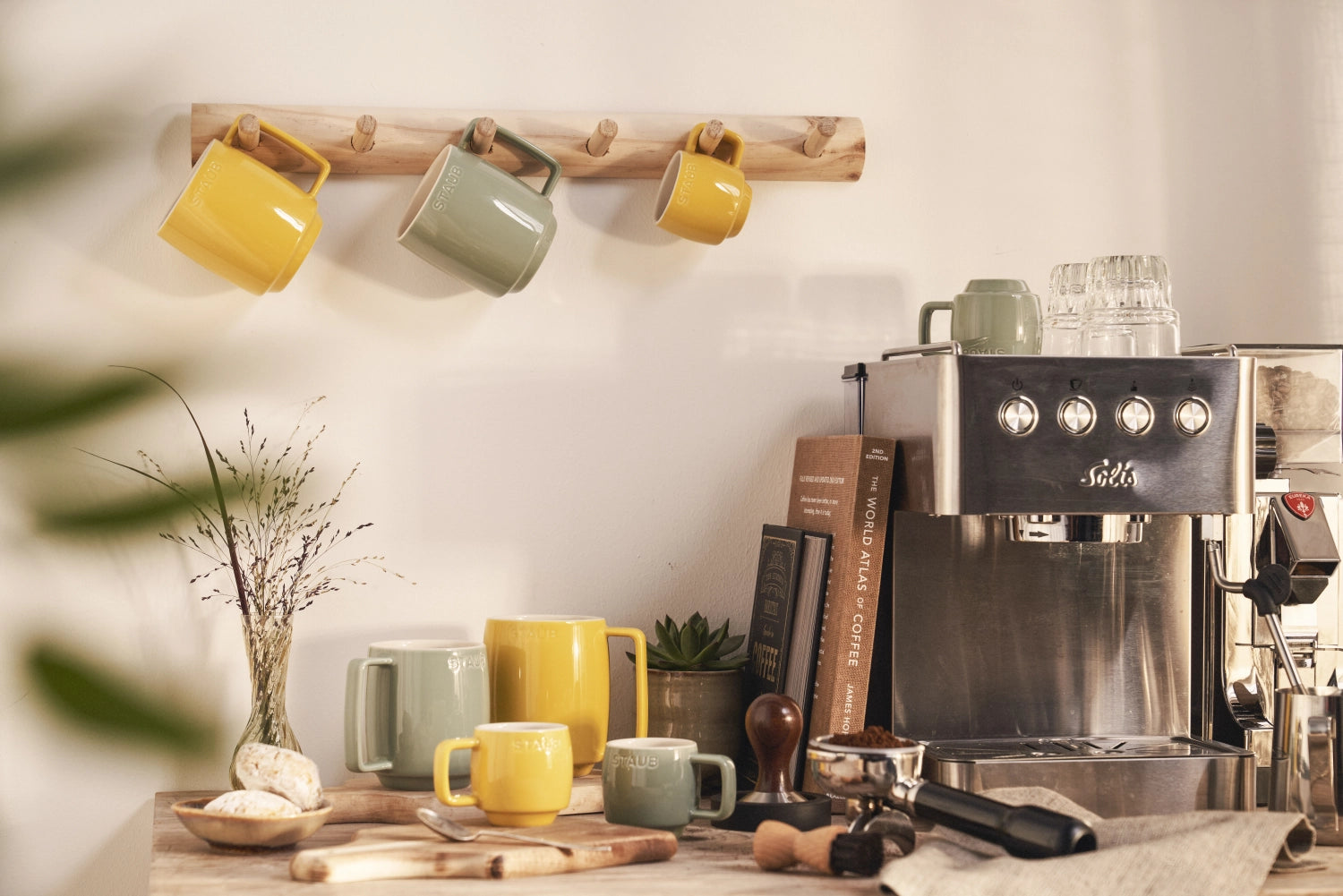 Elegante Tasse Citron L 475ml von Staub, aus feiner Keramik, mit lebhaftem Zitrusmotiv, ideal für stilvolle Teestunden und entspannte Momente.