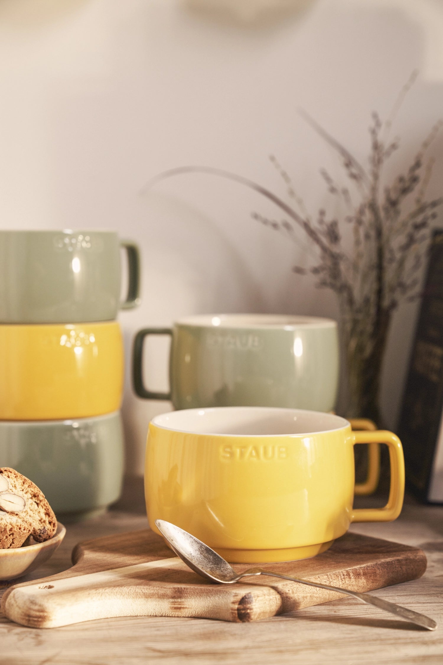 Große Citron XL Tasse von Staub mit 500ml Volumen, ideal für erfrischende Getränke. Ihr leuchtendes Gelb sorgt für gute Laune bei jedem Schluck.