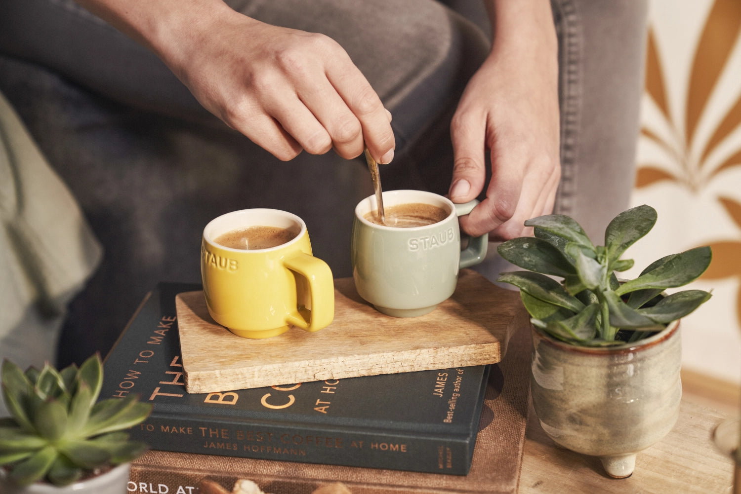 Kleine Eucalyptus Tasse von Staub, 100ml, in zarten Grüntönen, ideal für Tee und als dekoratives Element auf jedem Tisch.