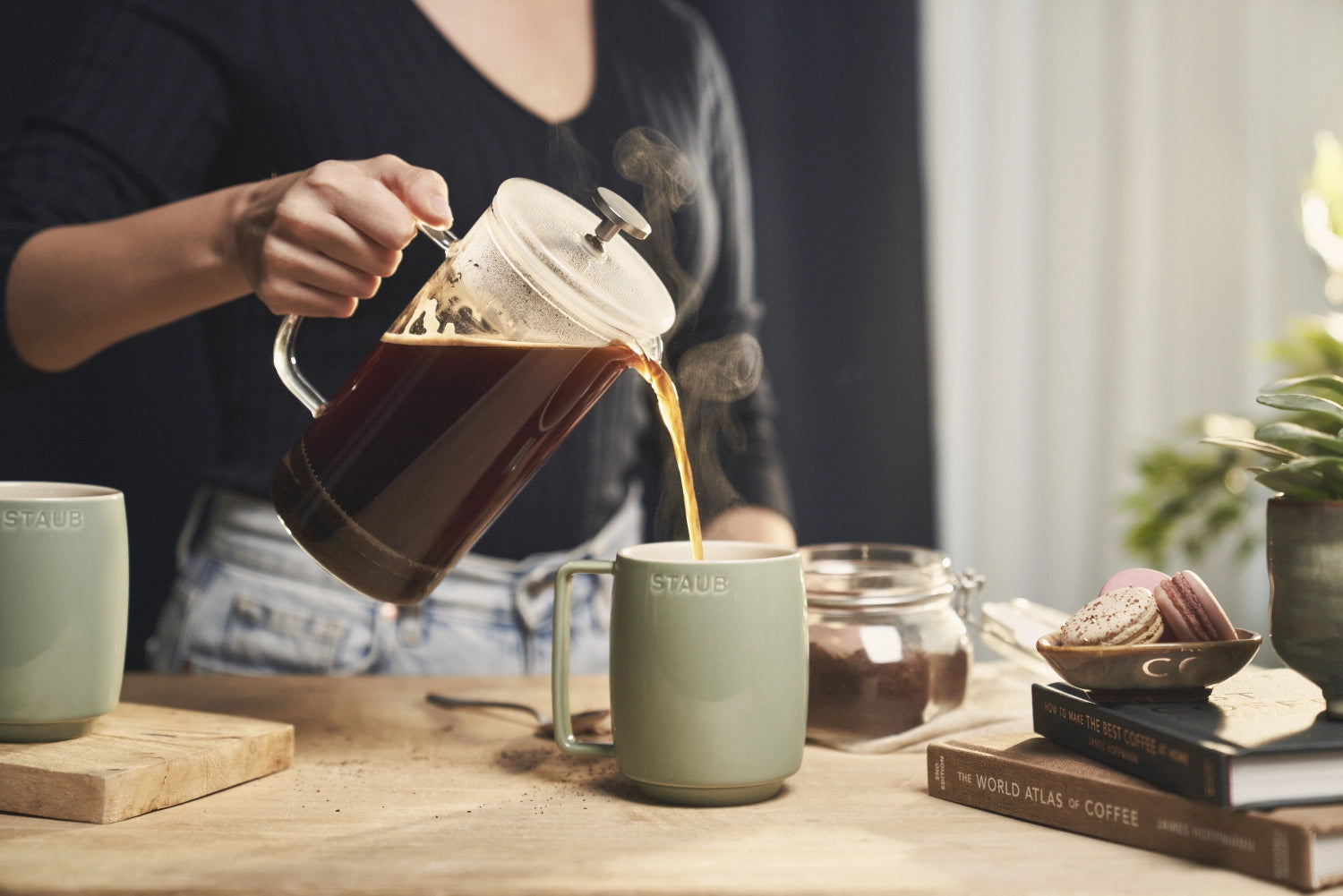 Elegante Eucalyptus Tasse M 350ml von Staub, aus hochwertigem Material, ideal für Teeliebhaber und stilvolle Tischdekoration.