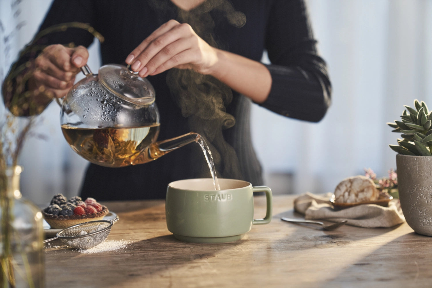 Stilvolle Eucalyptus XL Tasse von Staub, 500ml, in zarten Grüntönen, ideal für entspannte Teestunden und moderne Kaffeegenüsse.