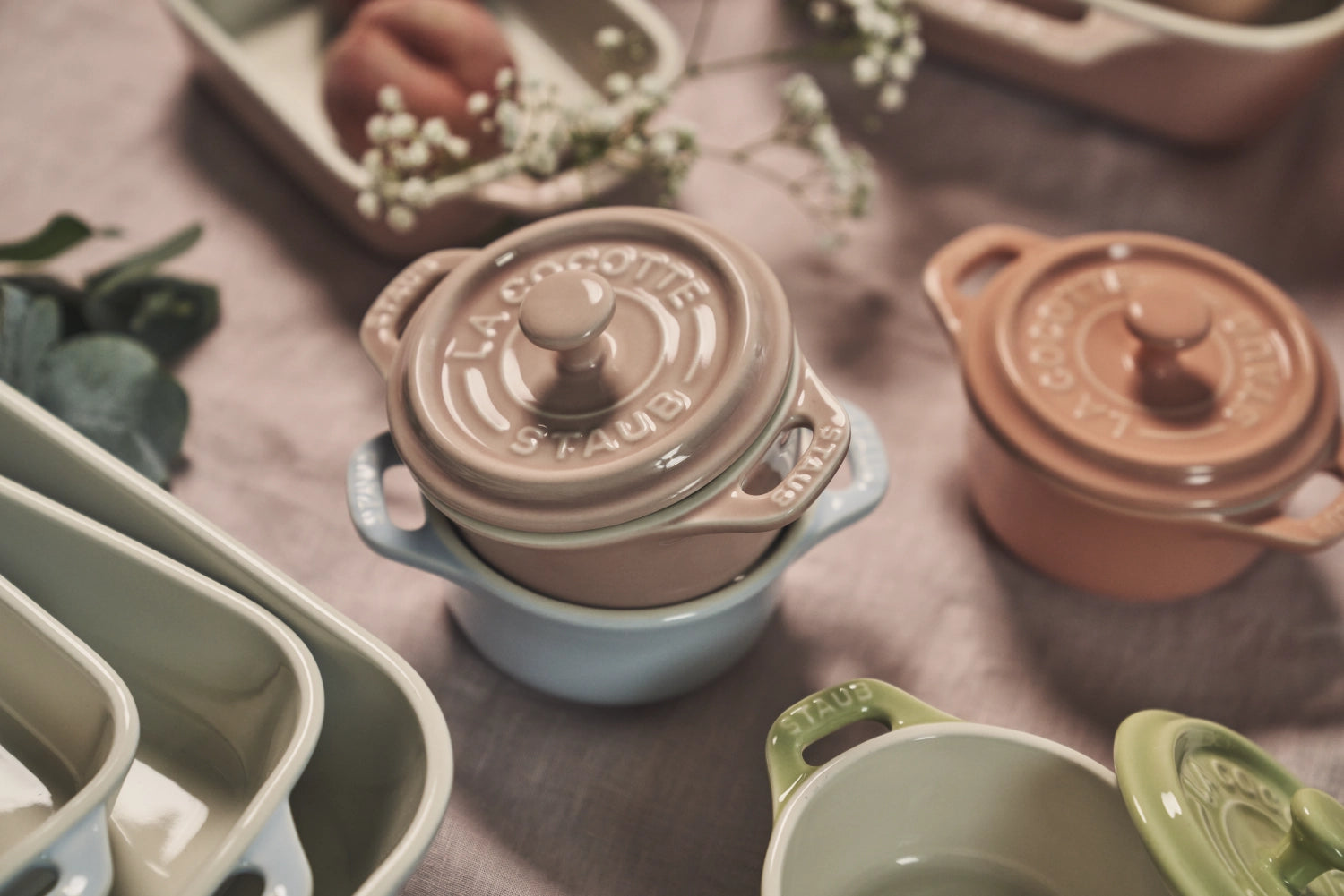 Elegantes 6-teiliges Mini Cocotte Set von Staub, perfekt für individuelle Rezepte und ansprechende Tischpräsentationen.