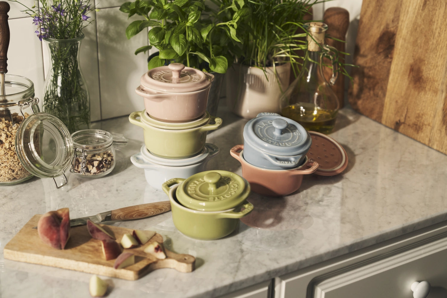 Stilvolles 6-teiliges Mini Cocotte Set von Staub, ideal für kreative Kochideen und dekorative Serviermöglichkeiten.