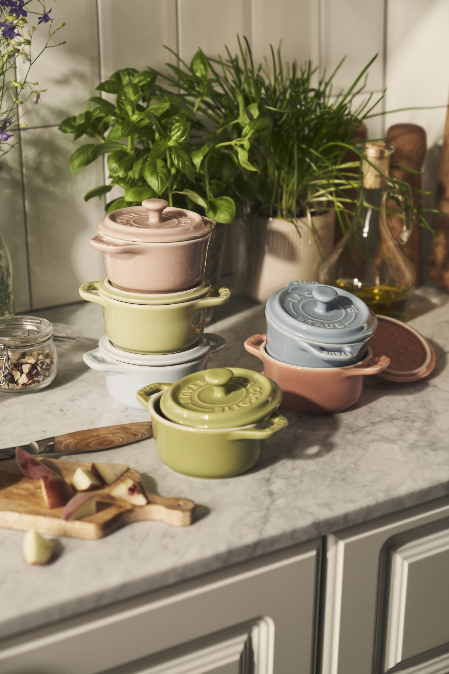 Elegantes 6-teiliges Mini Cocotte Set von Staub, perfekt für individuelle Rezepte und ansprechende Tischpräsentationen.