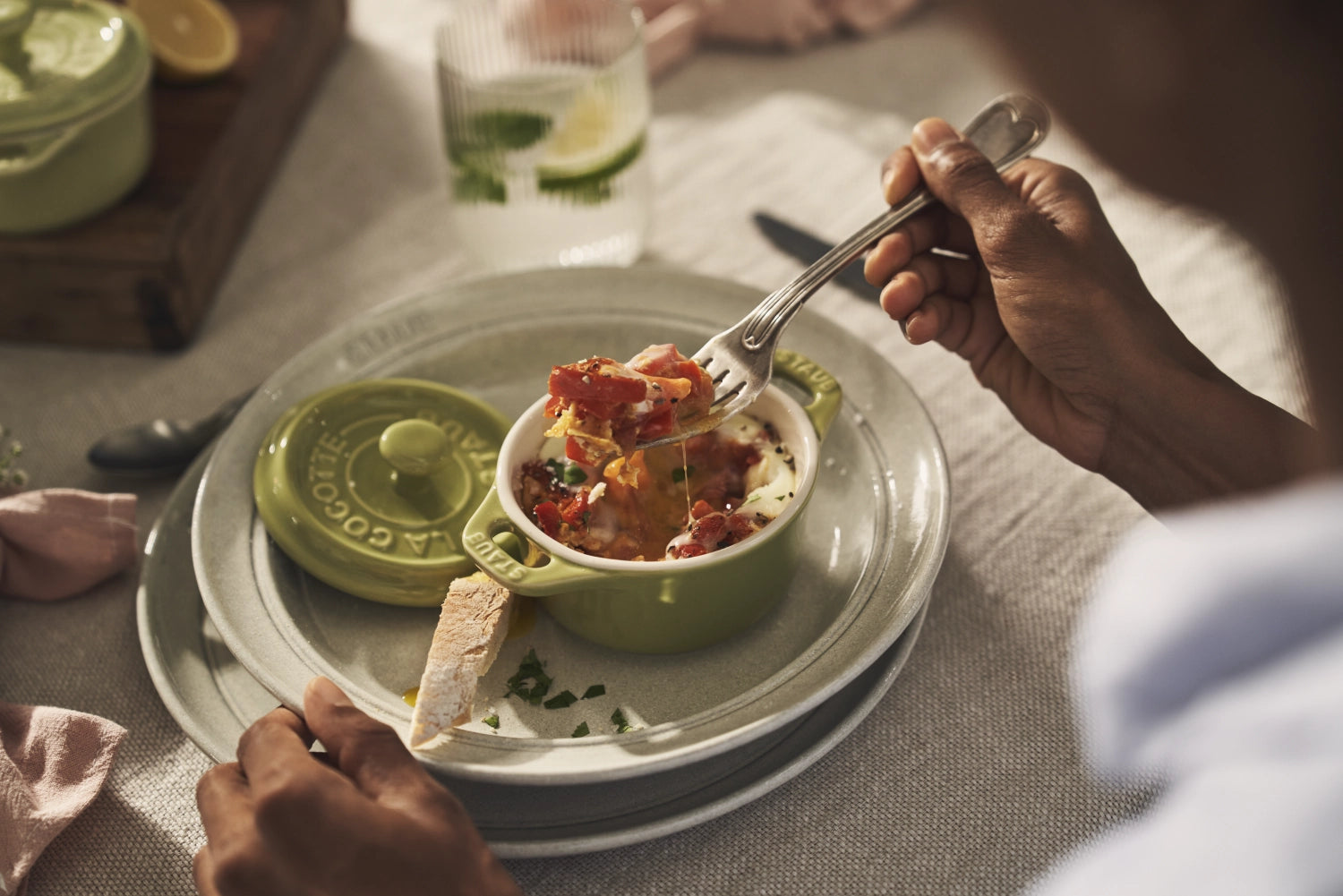 Elegantes 6-teiliges Mini Cocotte Set von Staub, perfekt für individuelle Rezepte und ansprechende Tischpräsentationen.