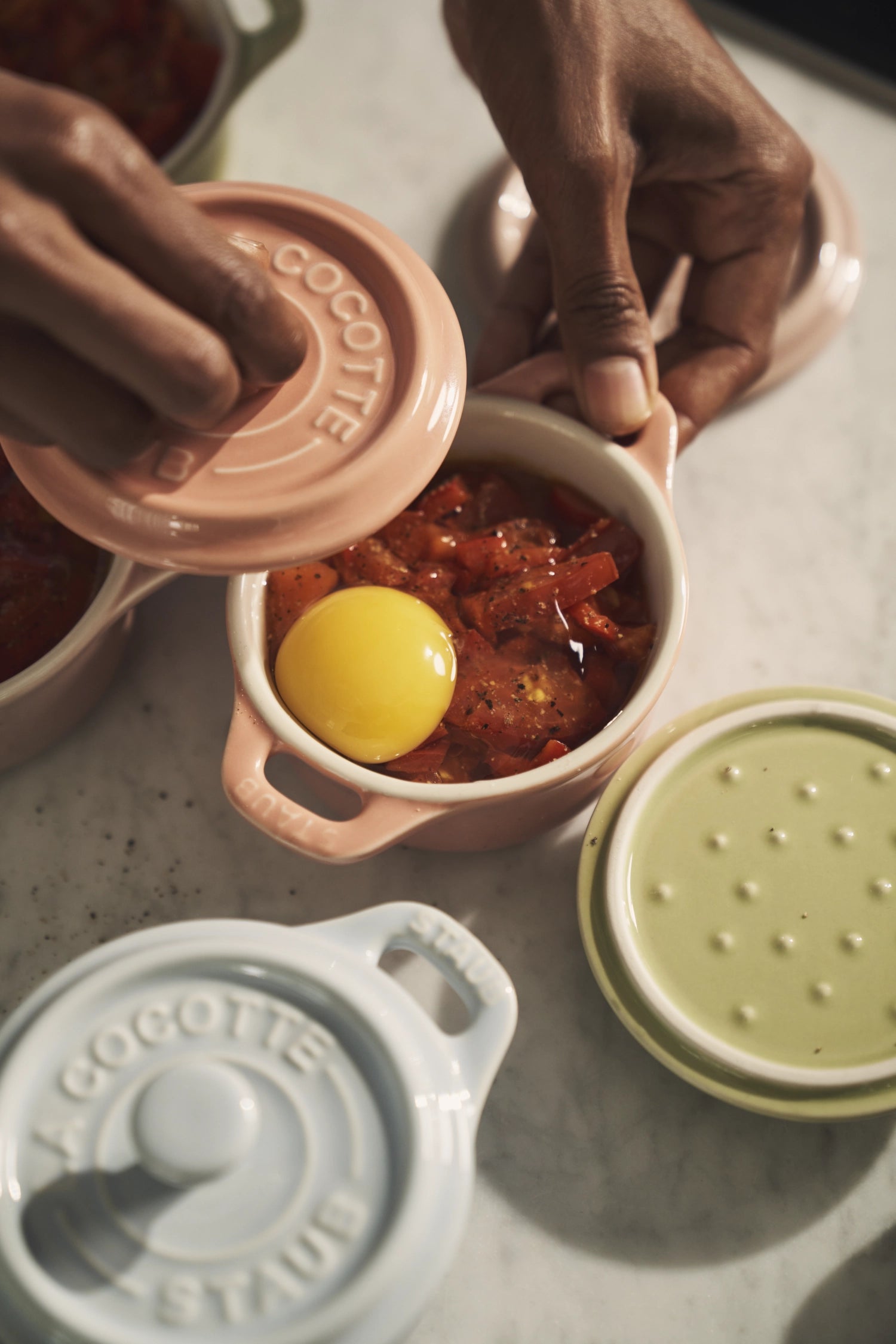 Stilvolles 6-teiliges Mini Cocotte Set von Staub, ideal für kreative Kochideen und dekorative Serviermöglichkeiten.