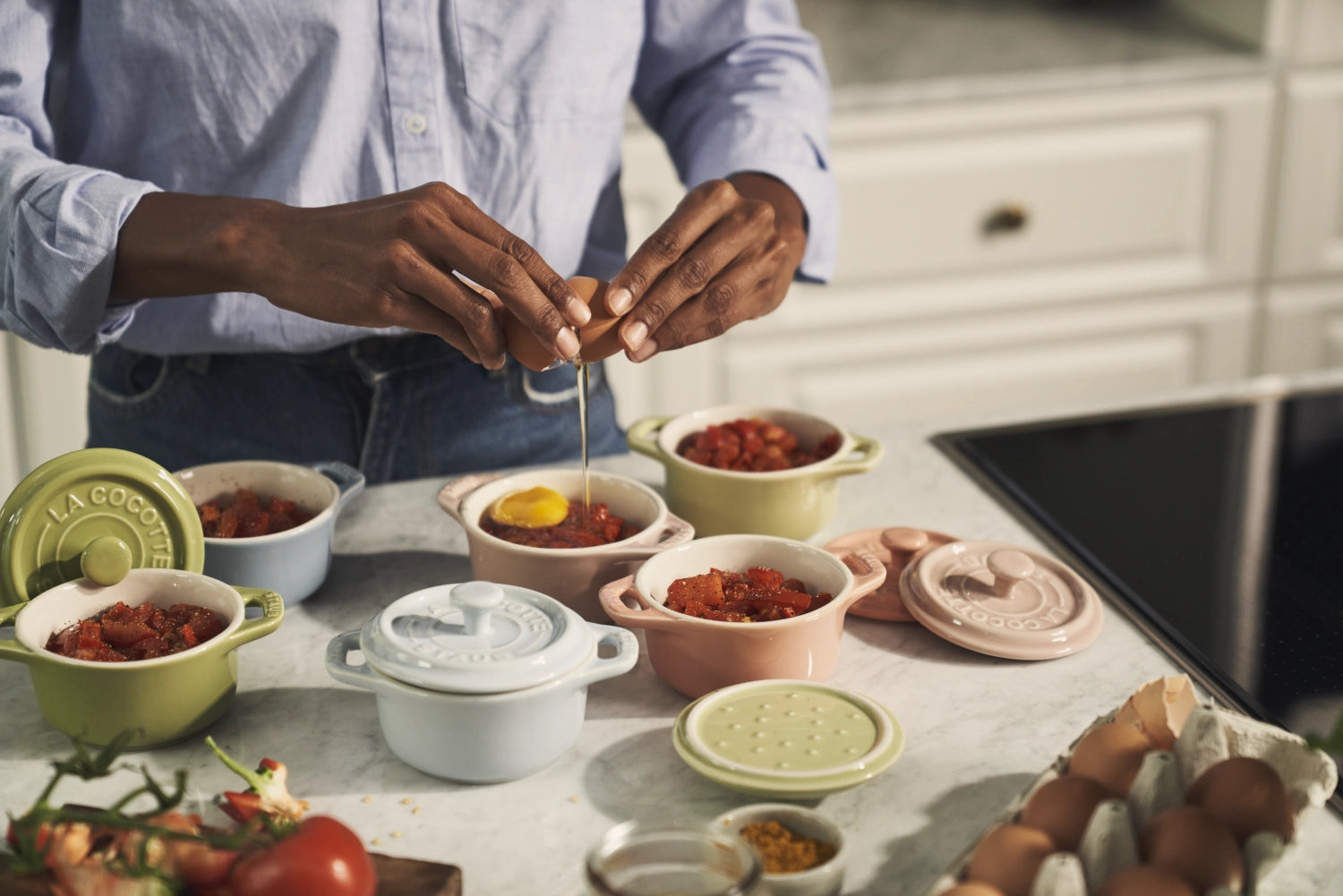 Elegantes 6-teiliges Mini Cocotte Set von Staub, perfekt für individuelle Rezepte und ansprechende Tischpräsentationen.