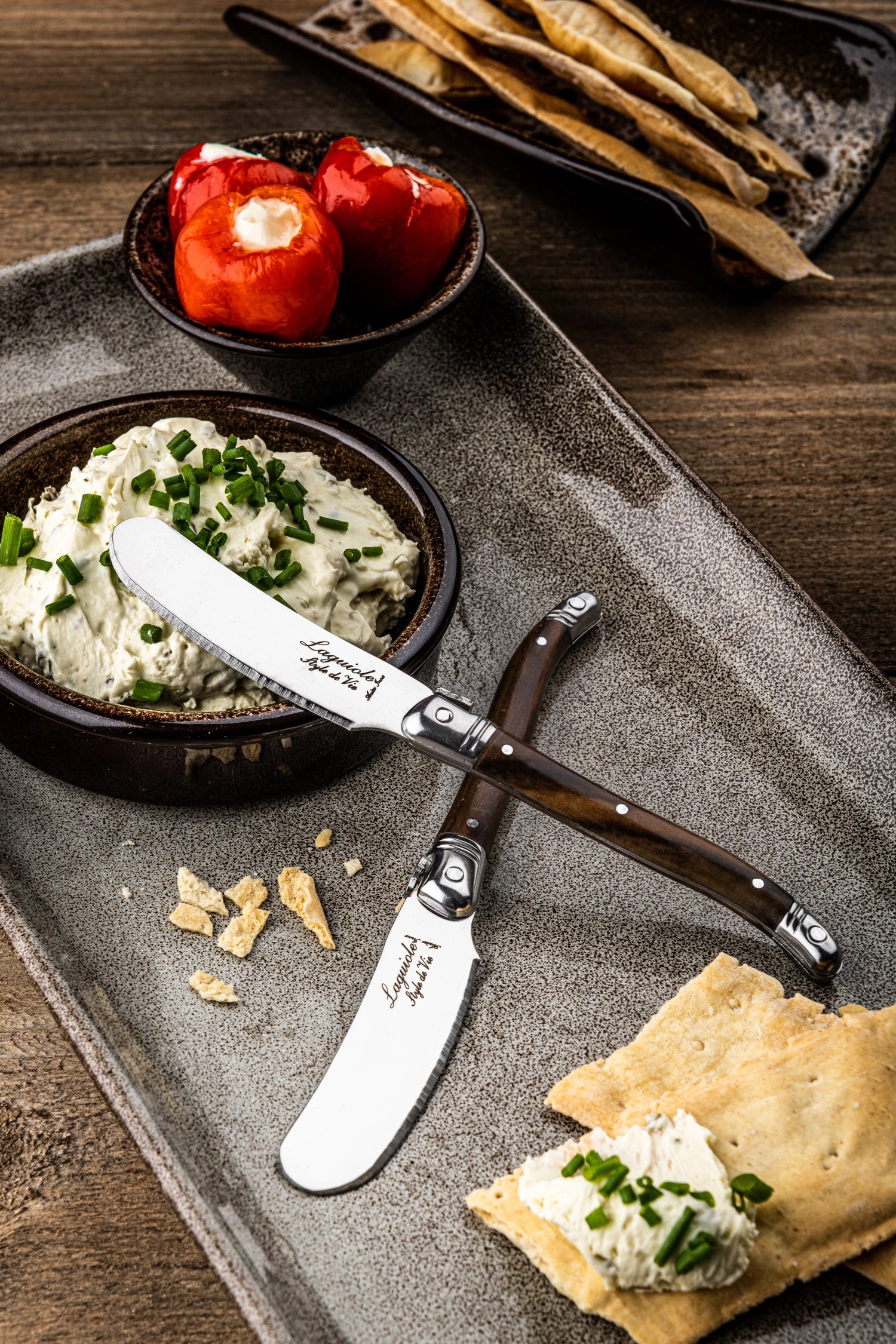 Elegantes Laguiole Premium Line Buttermesser aus dunklem Holz, ideal für feine Butter und stilvolle Tischgedecke.