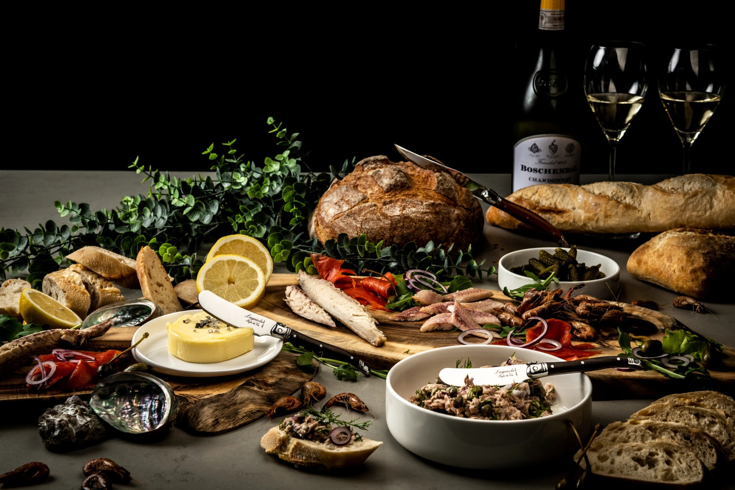 Elegantes Buttermesser aus der Laguiole Premium Line, mit stilvollem dunklem Holzgriff für ein gehobenes Dining-Erlebnis.