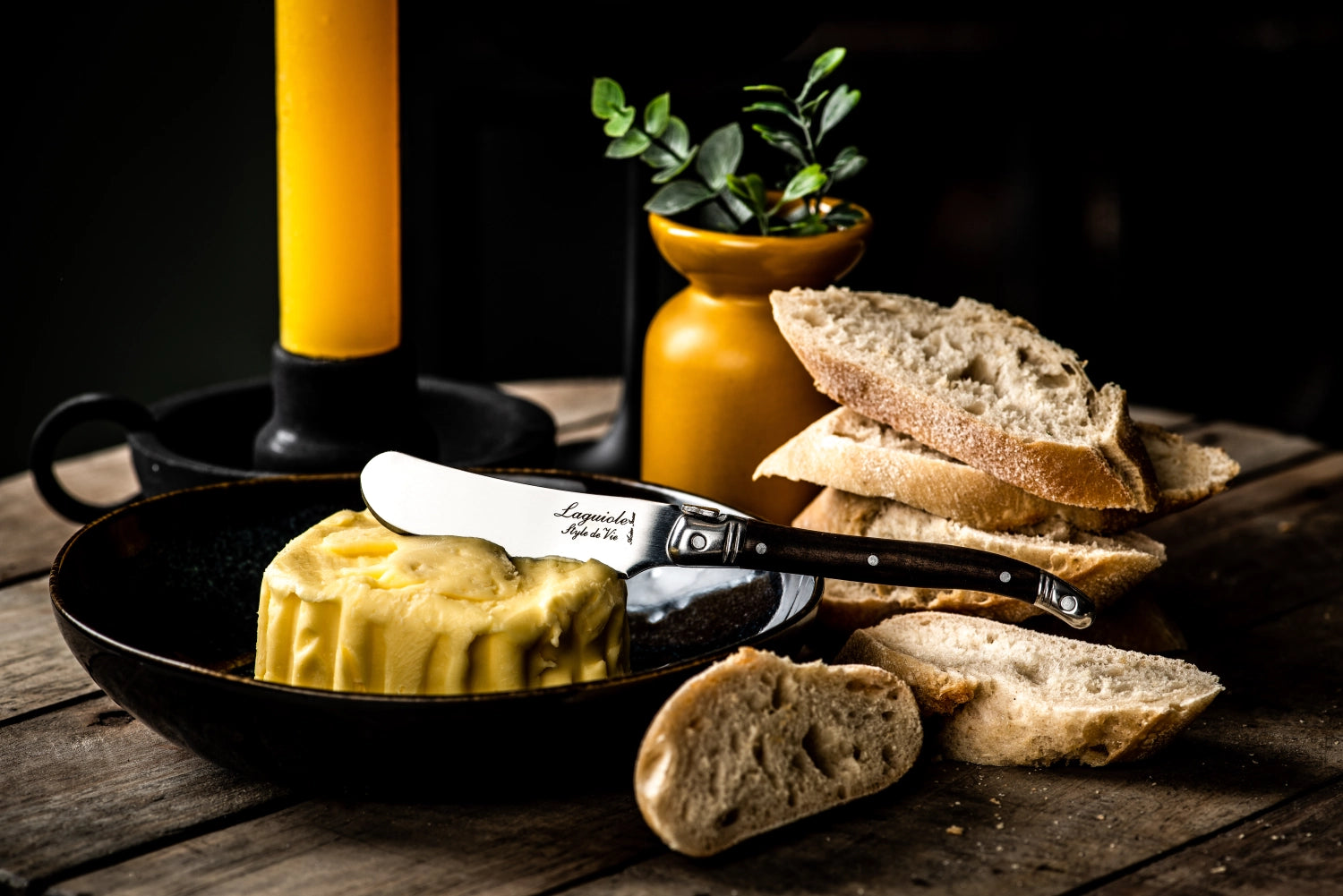 Elegantes Buttermesser aus der Laguiole Premium Line mit dunklem Holzgriff, perfekt für besondere Anlässe und stilvolle Tischdekoration.