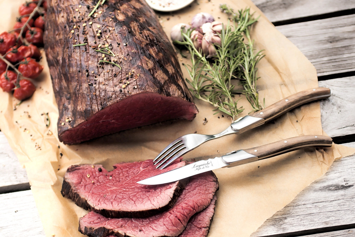Elegantes Laguiole Steakmesser aus Olivenholz, Teil der Luxury Line, ideal für Steakliebhaber und stilvolle Tischgedecke.