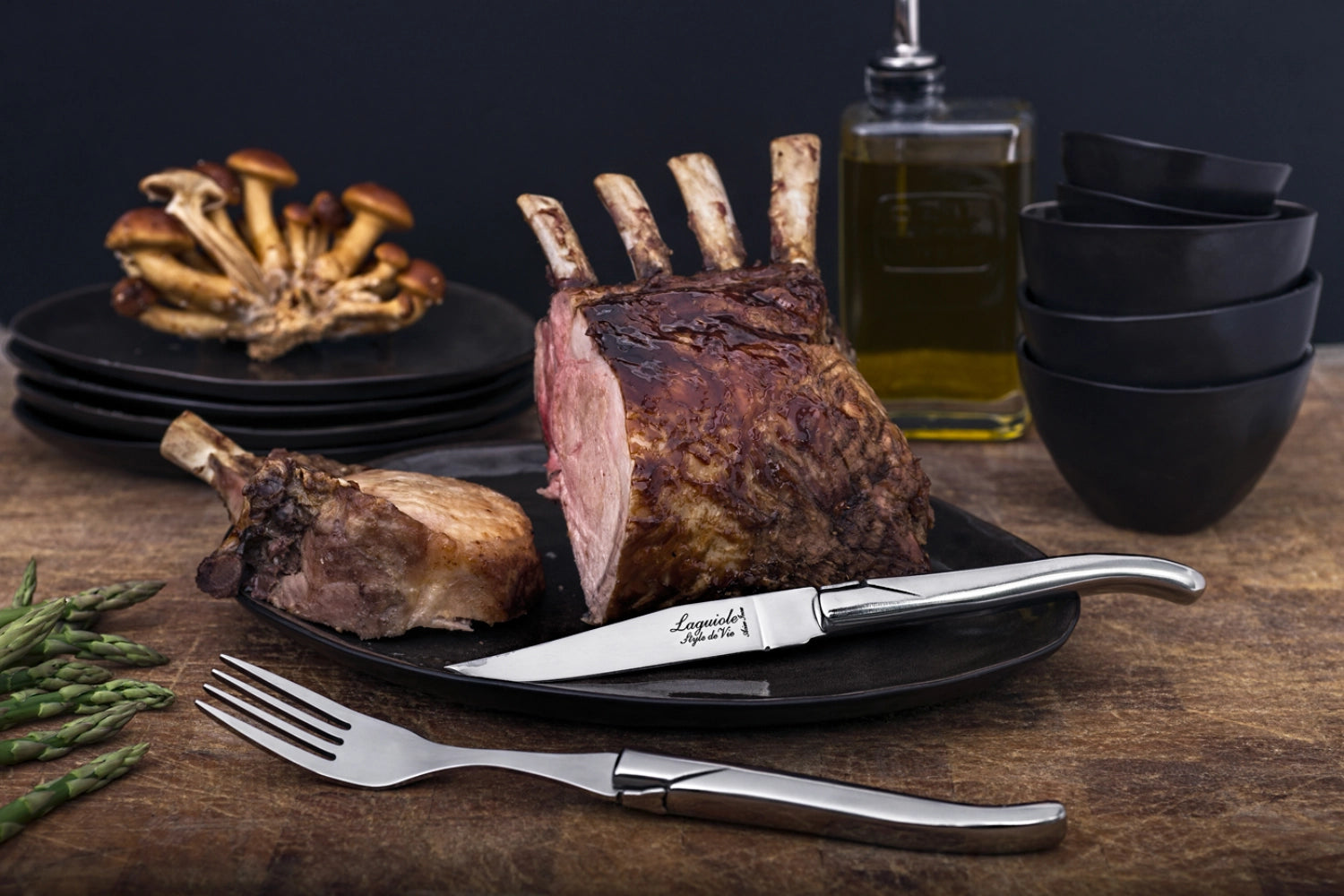 Hochwertiges Steakmesser der Laguiole Luxury Line aus rostfreiem Stahl, ideal für Gourmetgerichte und anspruchsvolle Essenspräsentation.