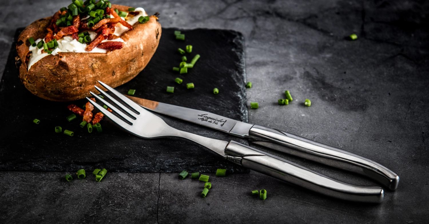 Elegantes Laguiole Steakmesser aus rostfreiem Edelstahl, perfekt für feine Steaks und stilvolle Tischdekoration.