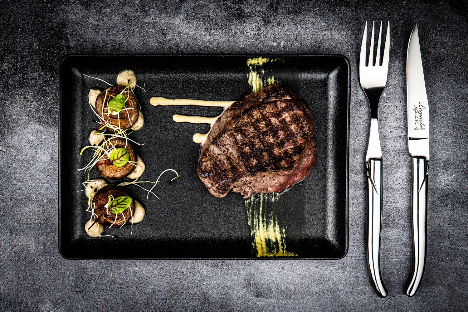 Hochwertiges Laguiole Steakmesser aus rostfreiem Stahl, ideal für Gourmetgerichte und anspruchsvolle Essenspräsentation.