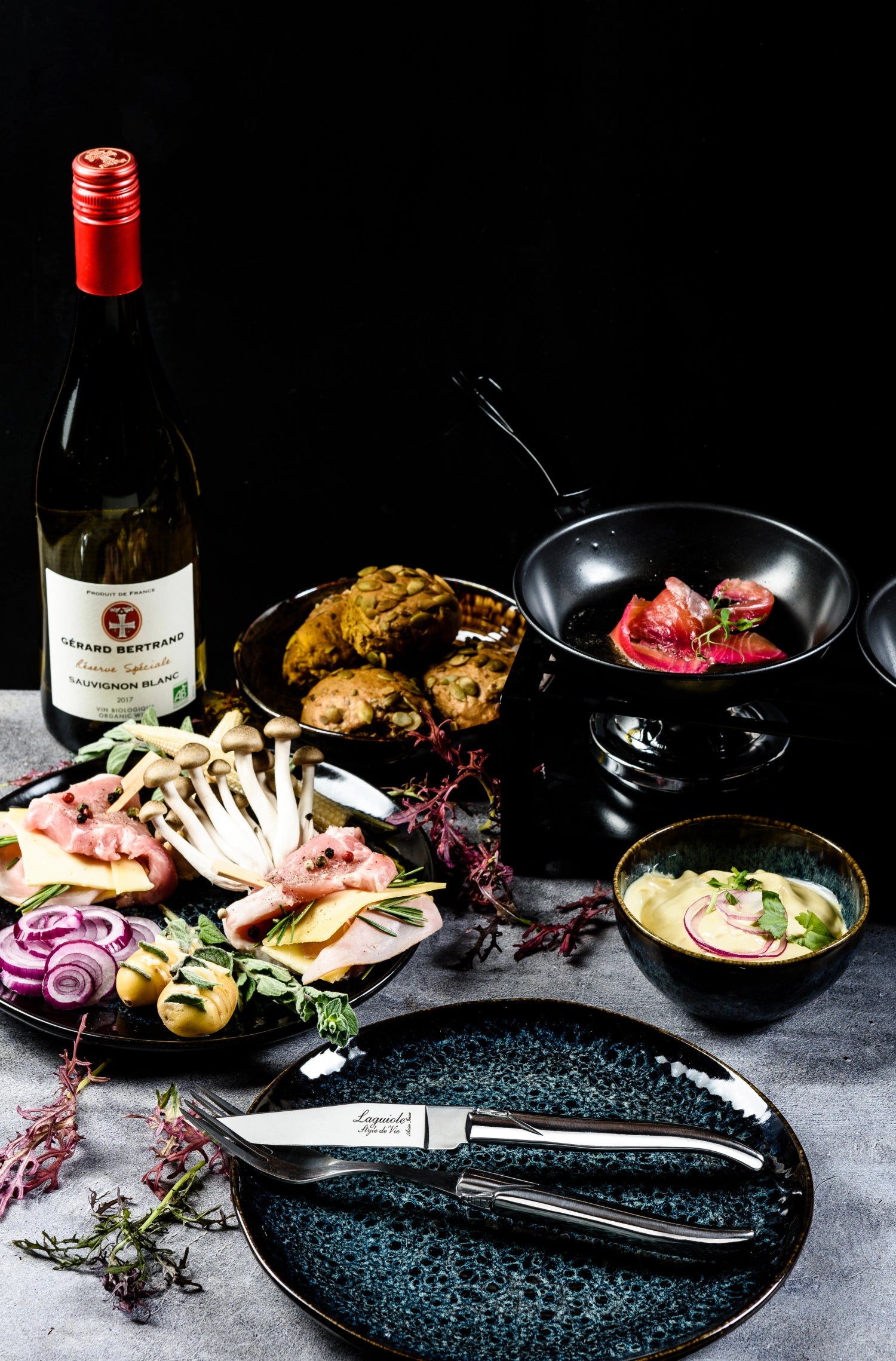 Hochwertiges Laguiole Steakmesser aus rostfreiem Stahl, ideal für Steakliebhaber und anspruchsvolle Essenspräsentation.