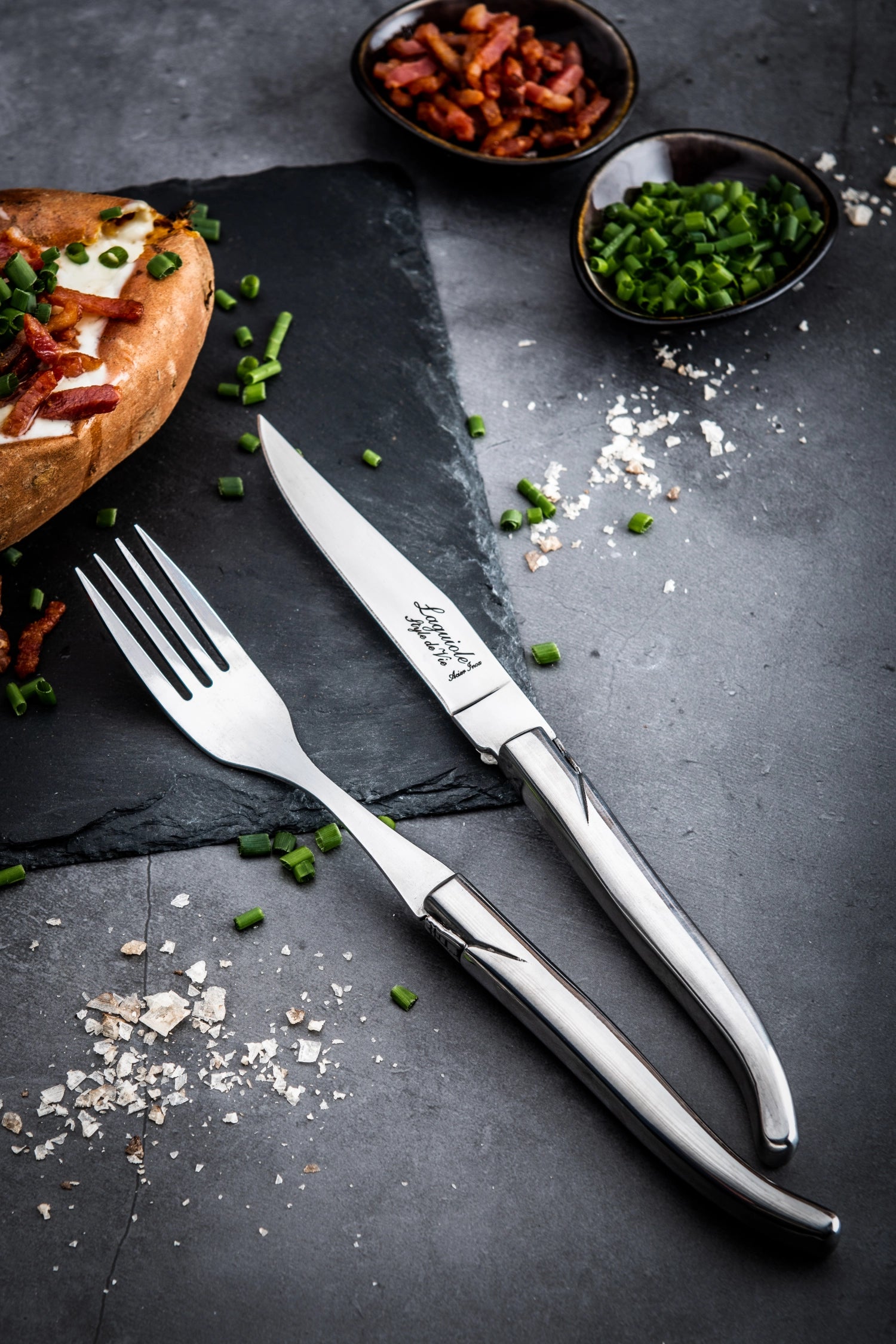 Elegantes Laguiole Steakmesser aus rostfreiem Edelstahl, perfekt für feine Steaks und stilvolle Tischdekoration.