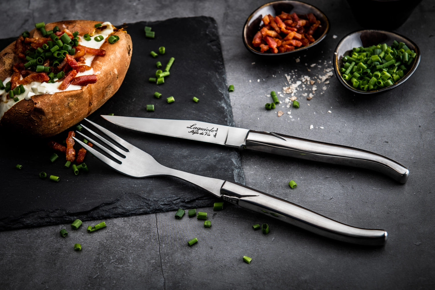 Hochwertiges Laguiole Steakmesser aus rostfreiem Stahl, ideal für Gourmetgerichte und anspruchsvolle Essenspräsentation.