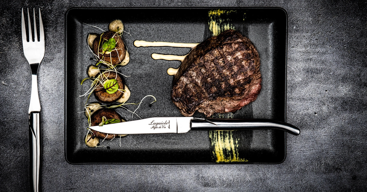 Hochwertiges Laguiole Steakmesser aus rostfreiem Stahl, ideal für Gourmetgerichte und anspruchsvolle Essenspräsentation.