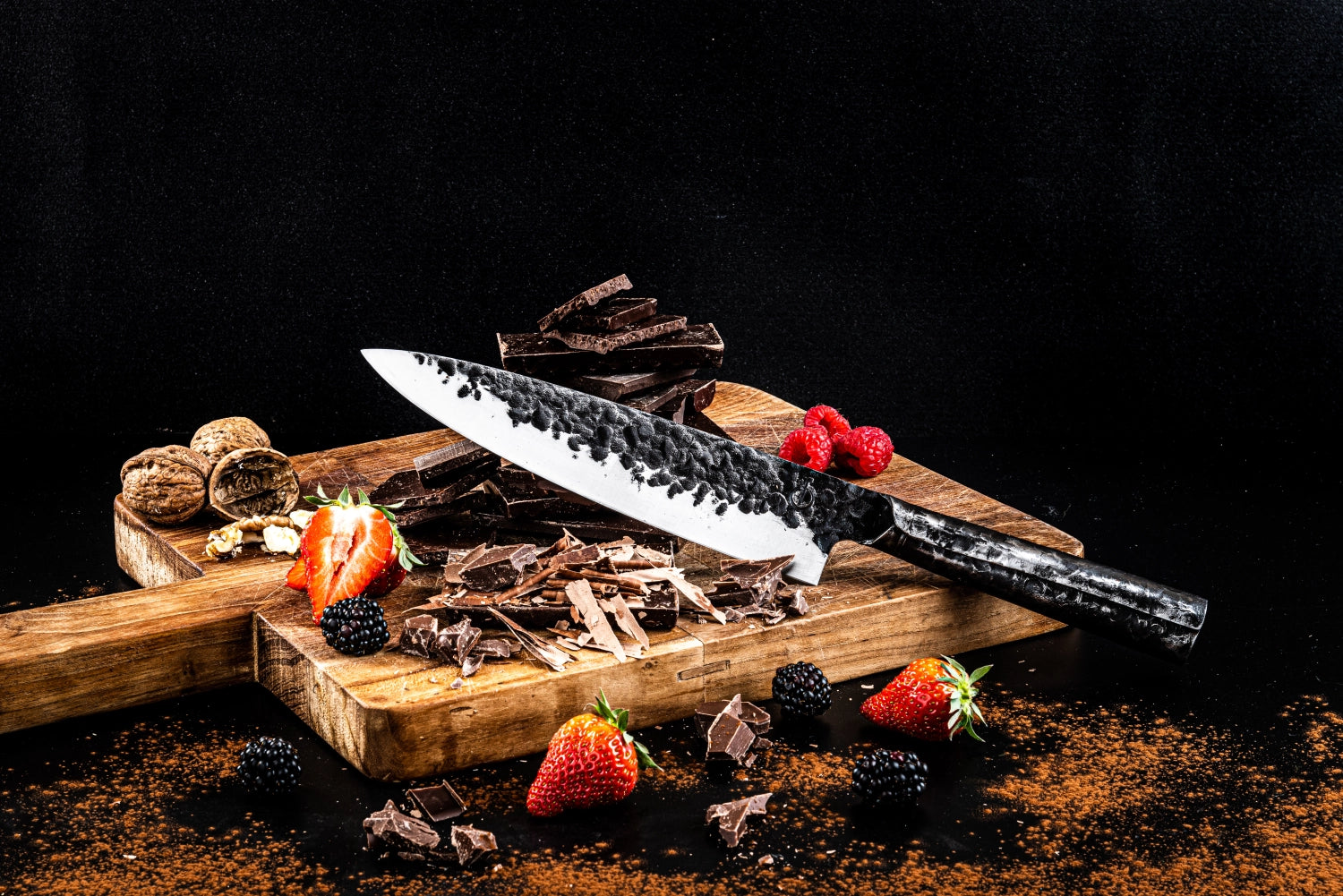 Robustes Brute Kochmesser mit 20 cm Klinge, perfekt für präzises Schneiden in der Küche, vereint Funktionalität und stilvolles Design.