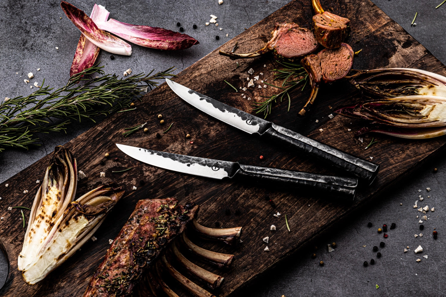 Elegantes Brute Steakmesser mit 10 cm Klinge, designed für müheloses Schneiden von Fleisch, ideal für Gourmet-Erlebnisse und Grillabende.