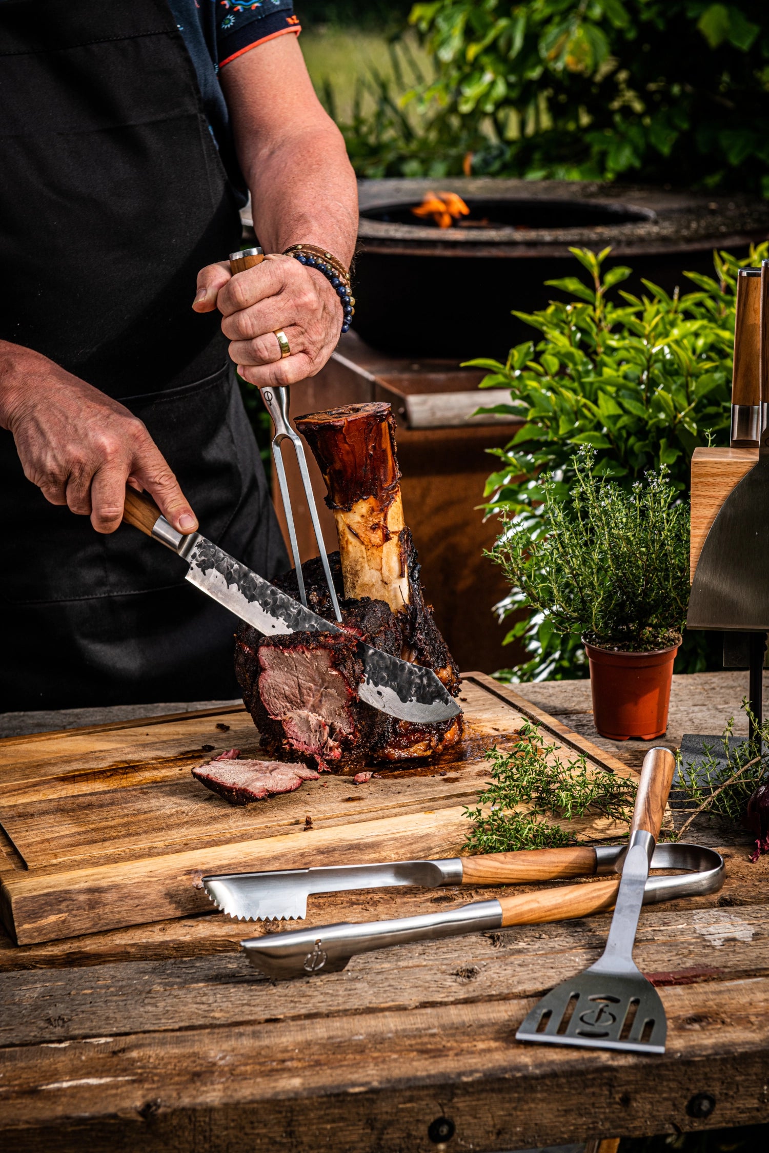 Hochwertiges 25 cm Metzgermesser aus Olivenholz von Forged, perfekt für präzise Schnitte und ergonomischen Komfort beim Kochen.