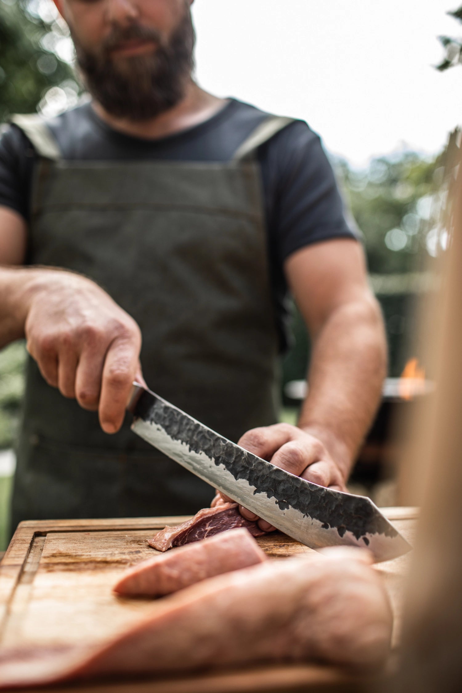 Hochwertiges 25 cm Metzgermesser aus feinstem Olivenholz von Forged, perfekt für präzise und mühelose Schneidetechniken in der Küche.