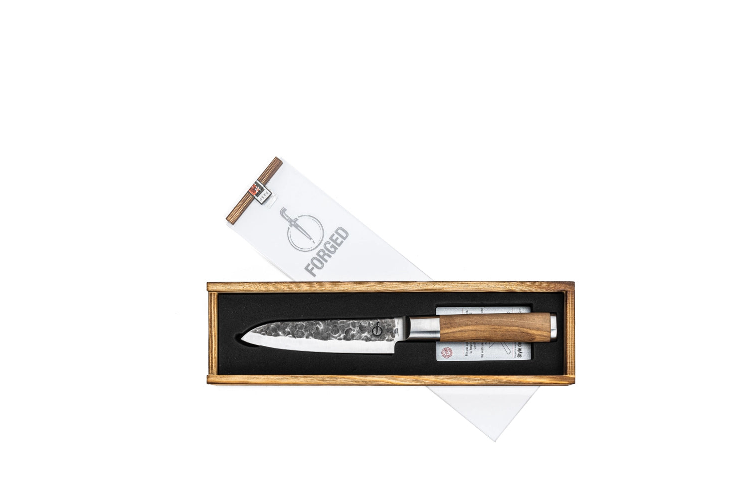Elegantes Santokumesser mit 13 cm Klinge aus edlem Olivenholz, perfekt für präzise Schnitte und vielseitige Einsatzmöglichkeiten in der Küche.
