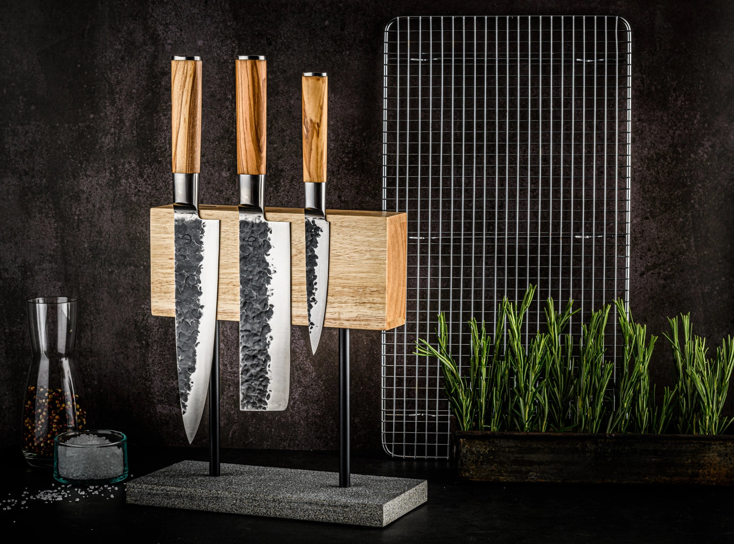 Elegantes 3-teiliges Messerset aus feinstem Olivenholz von Forged, ideal für präzises Schneiden und stilvolle Präsentation in jeder Küche.