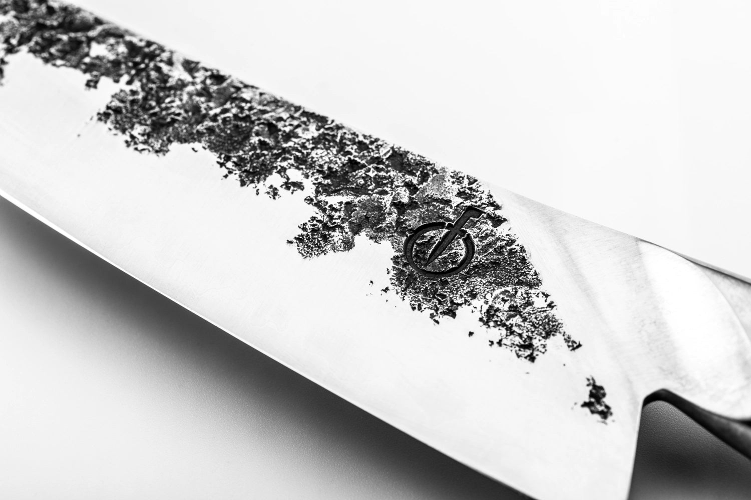 Elegantes Katai Kochmesser mit 20 cm Klinge, perfekt für präzise Schnitte in der Küche, vereint Funktionalität und stilvolles Design.